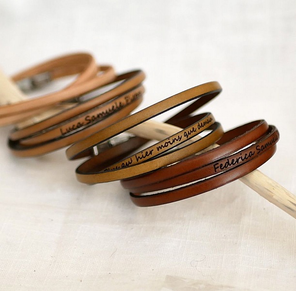 Skr&auml;ddarsytt l&auml;derarmband med 3 v&auml;ndningar f&ouml;r m&auml;n eller kvinnor