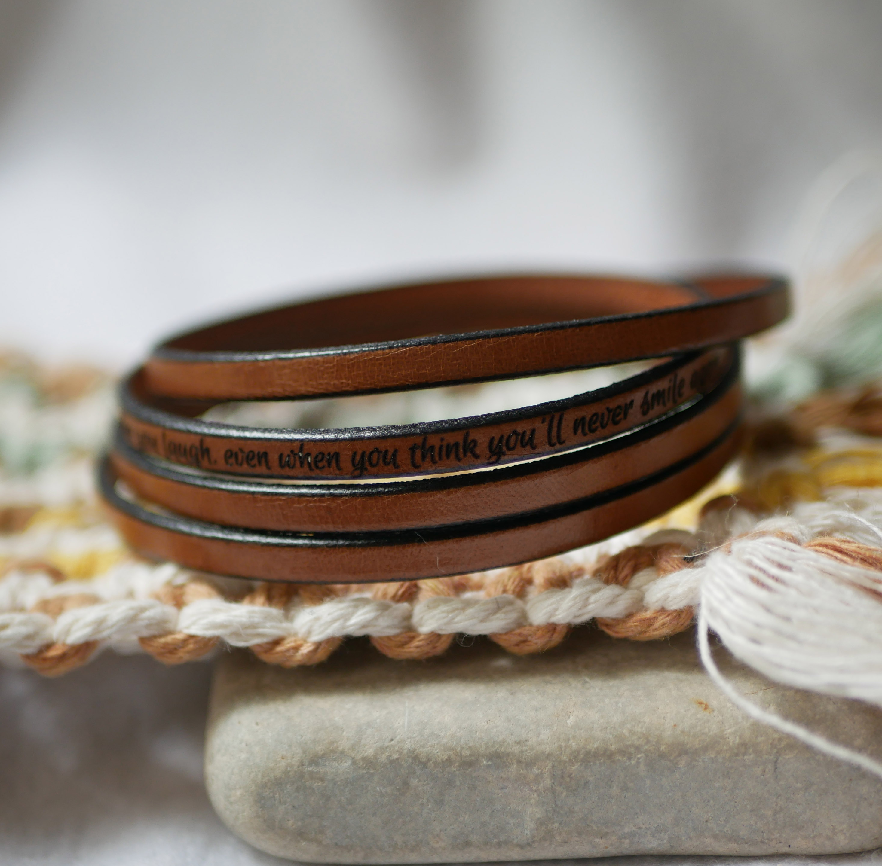 Fint läderarmband i 4 skräddarsydda armband med gravyr