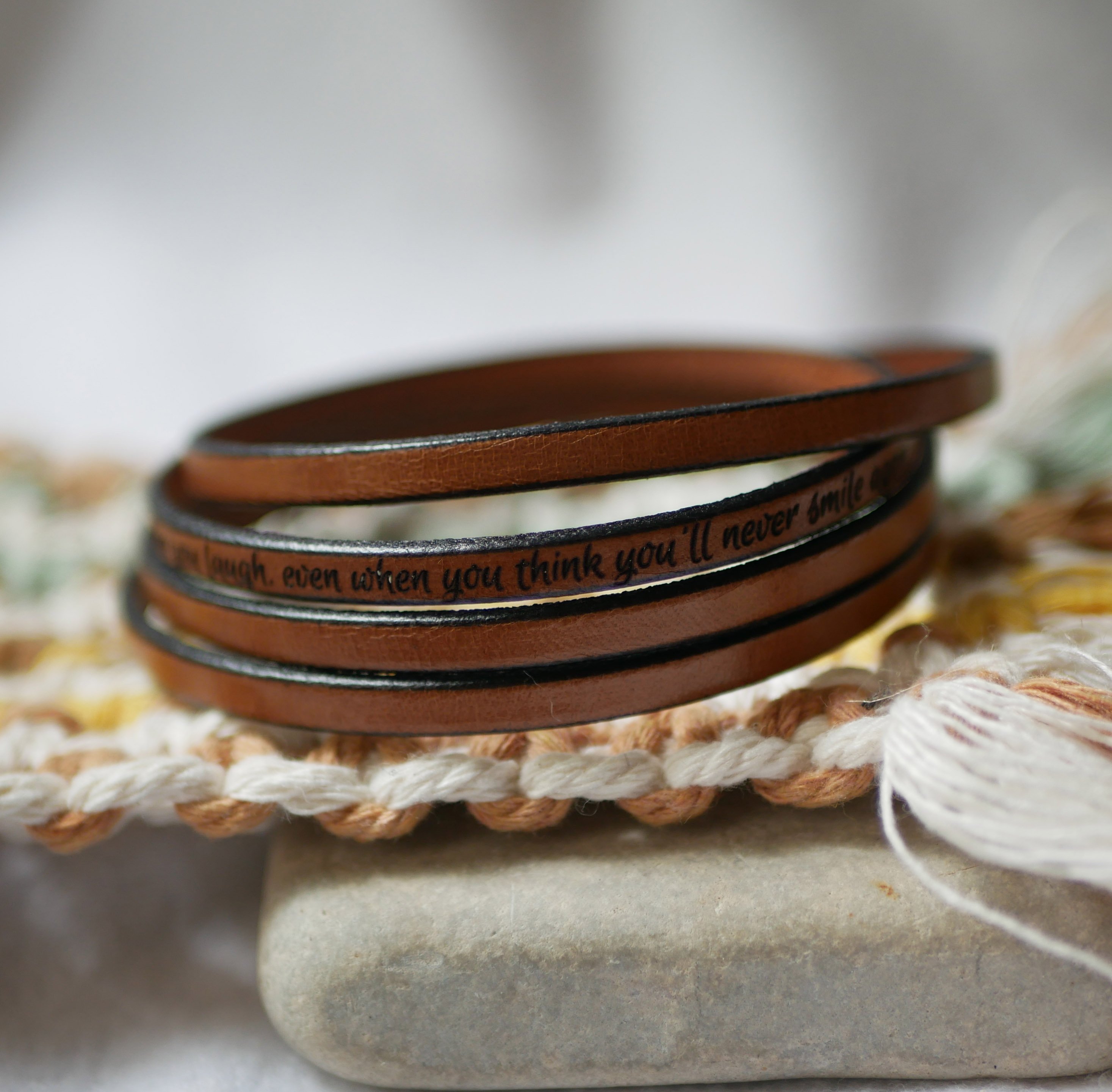 Fint läderarmband i 4 skräddarsydda armband med gravyr