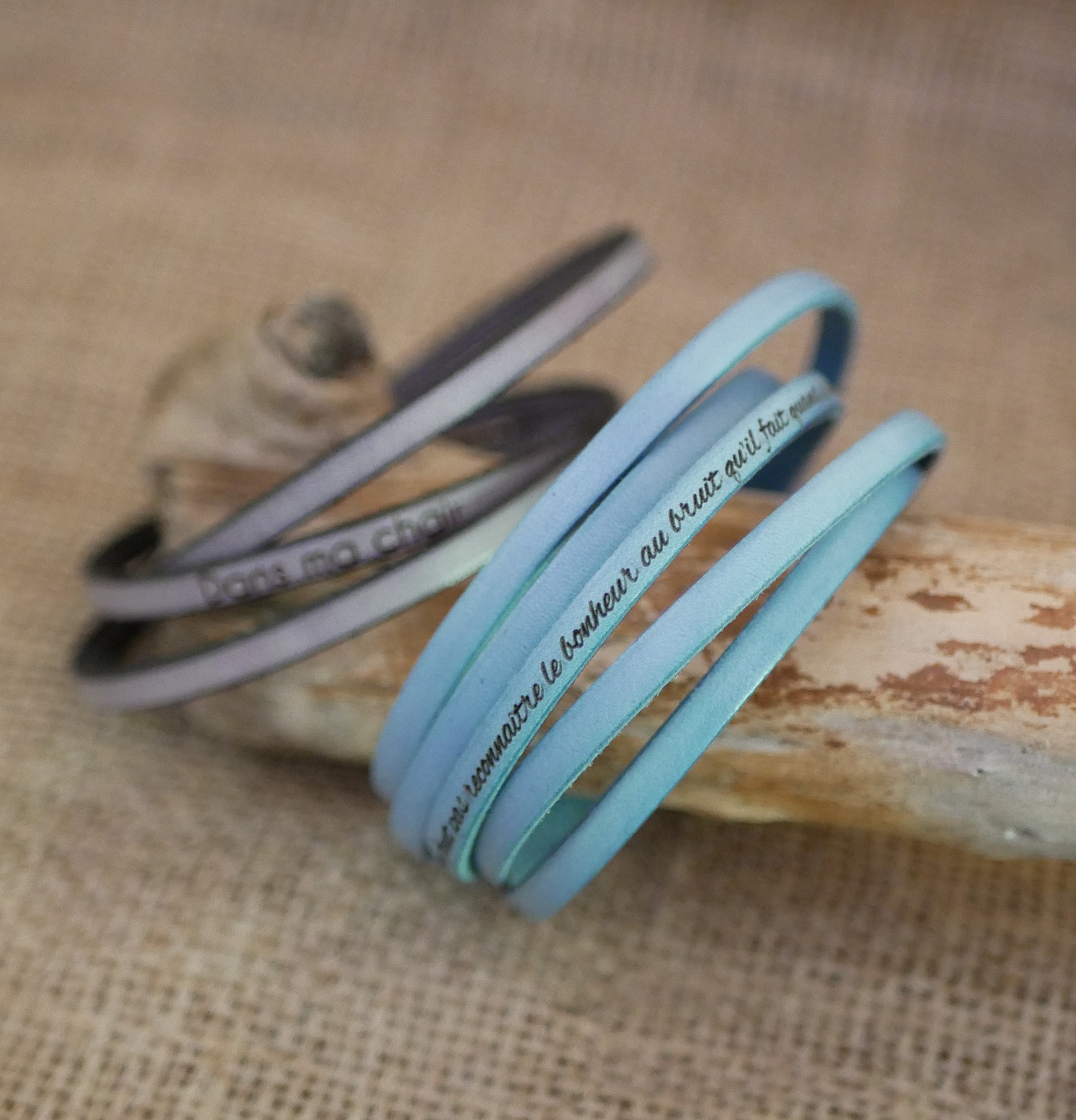 Fint l&auml;derarmband med 5 v&auml;ndningar f&ouml;r m&auml;n eller kvinnor graverat med f&ouml;rnamn