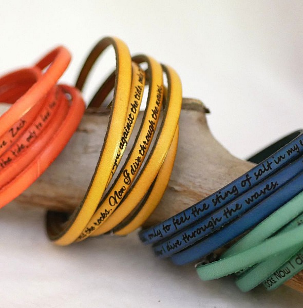 Fint l&auml;derarmband med 5 v&auml;ndningar f&ouml;r m&auml;n eller kvinnor graverat med f&ouml;rnamn