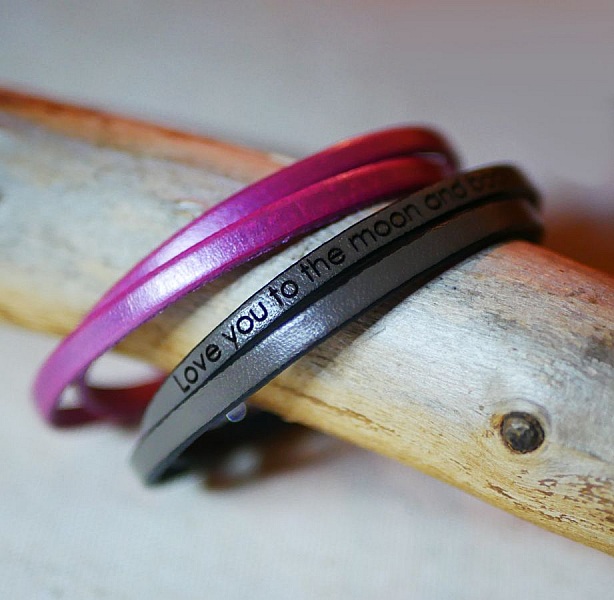 L&auml;derarmband med 2 v&auml;ndningar f&ouml;r m&auml;n eller kvinnor som du kan anpassa