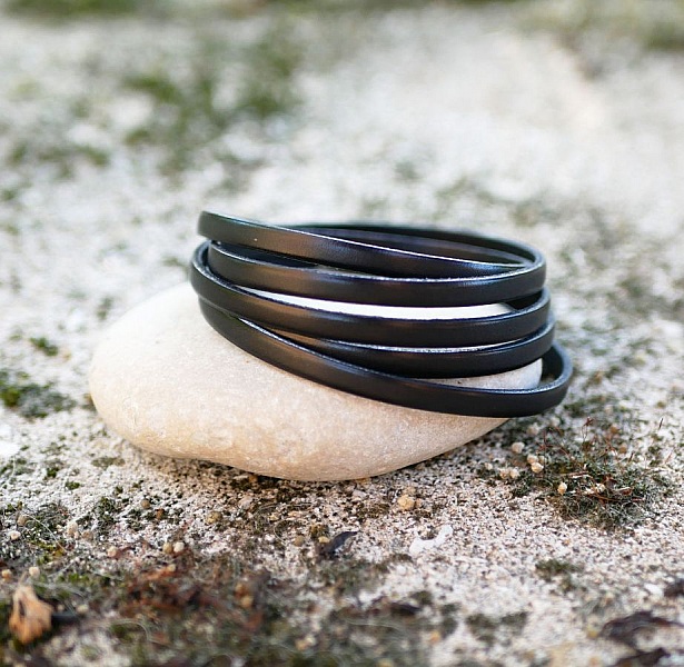 Fint l&auml;derarmband med 5 v&auml;ndningar f&ouml;r m&auml;n eller kvinnor graverat med f&ouml;rnamn