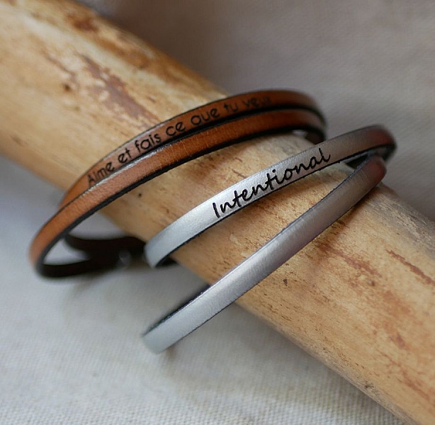 L&auml;derarmband med 2 v&auml;ndningar f&ouml;r m&auml;n eller kvinnor som du kan anpassa