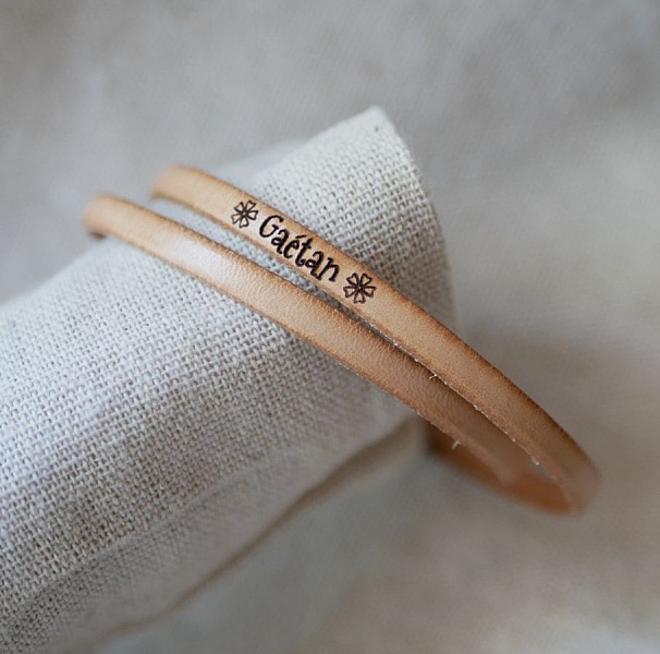 L&auml;derarmband med 2 v&auml;ndningar f&ouml;r m&auml;n eller kvinnor som du kan anpassa