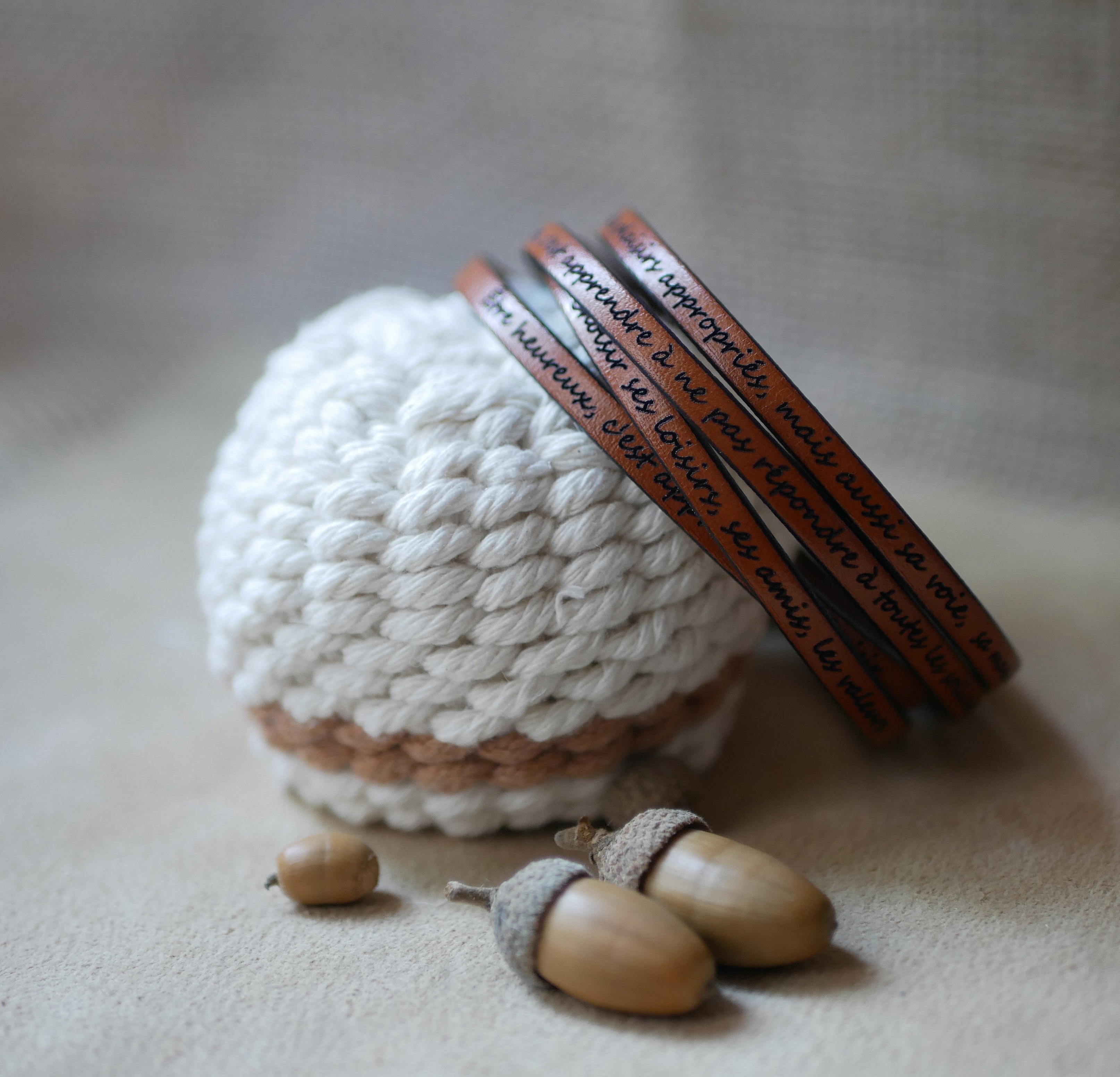 Fint l&auml;derarmband i 4 skr&auml;ddarsydda armband med gravyr