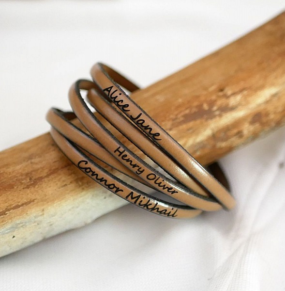 Fint l&auml;derarmband med 5 v&auml;ndningar f&ouml;r m&auml;n eller kvinnor graverat med f&ouml;rnamn
