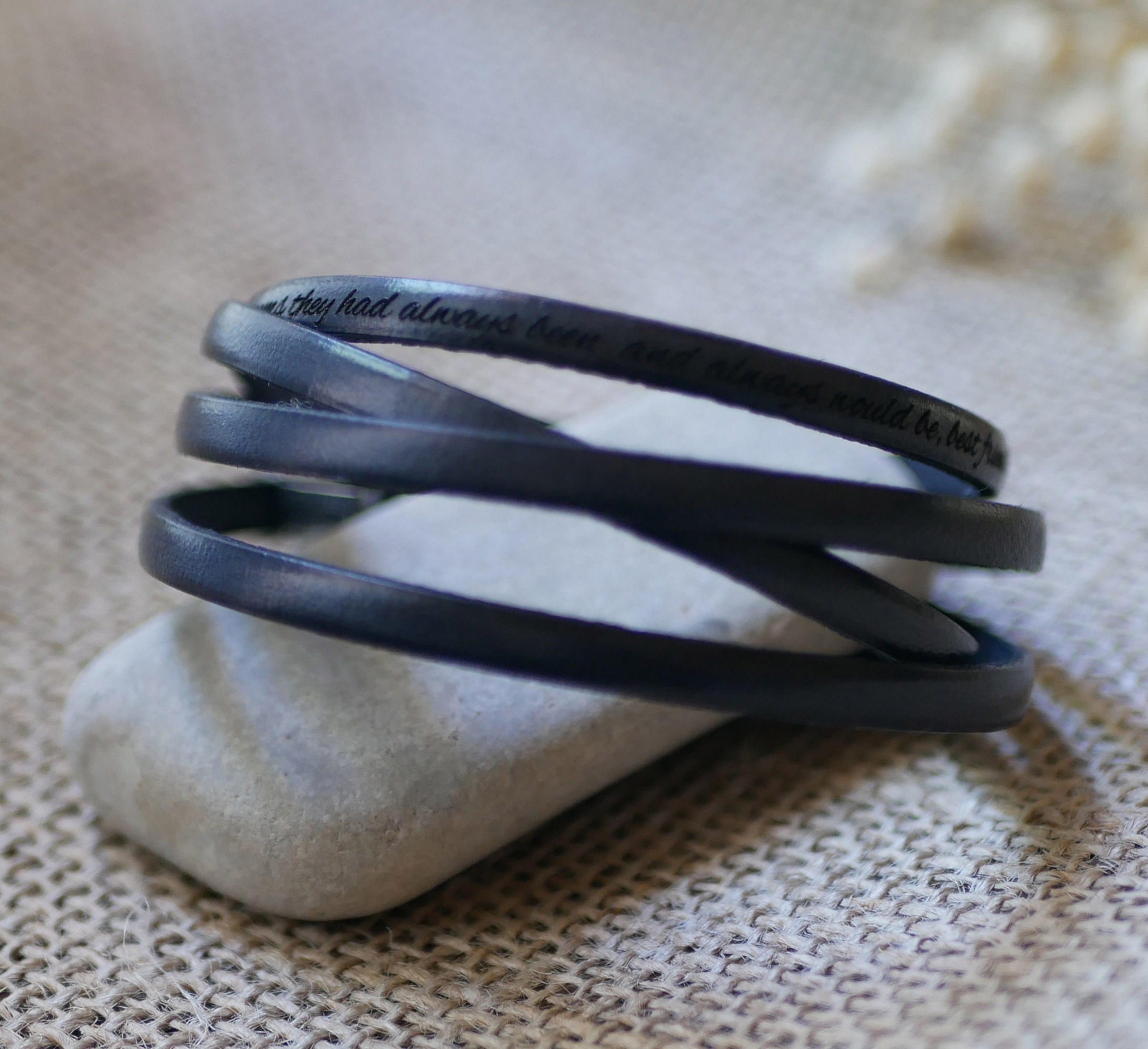 Fint l&auml;derarmband i 4 skr&auml;ddarsydda armband med gravyr