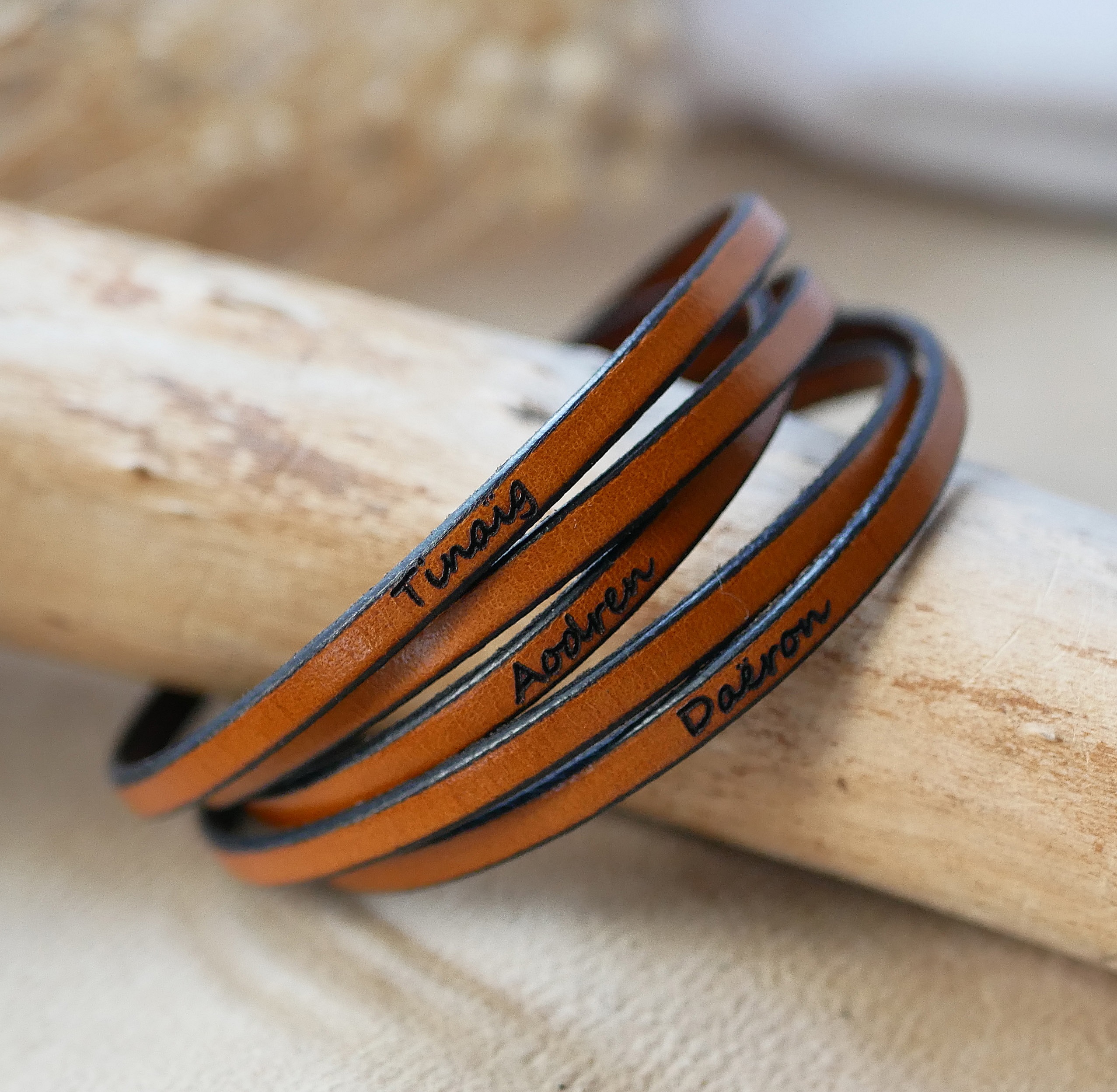 Fint l&auml;derarmband med 5 v&auml;ndningar f&ouml;r m&auml;n eller kvinnor graverat med f&ouml;rnamn