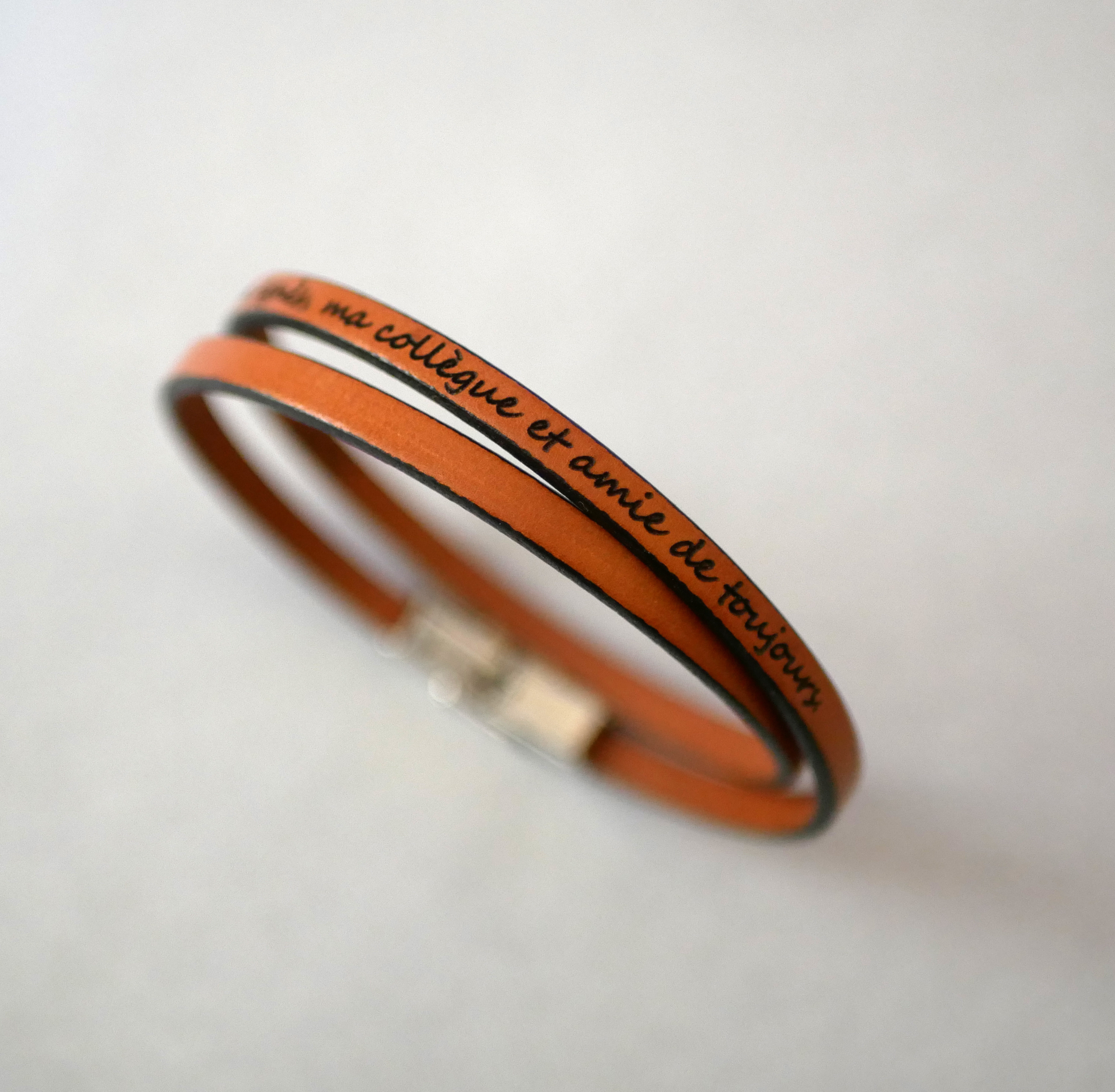 L&auml;derarmband med 2 v&auml;ndningar f&ouml;r m&auml;n eller kvinnor som du kan anpassa