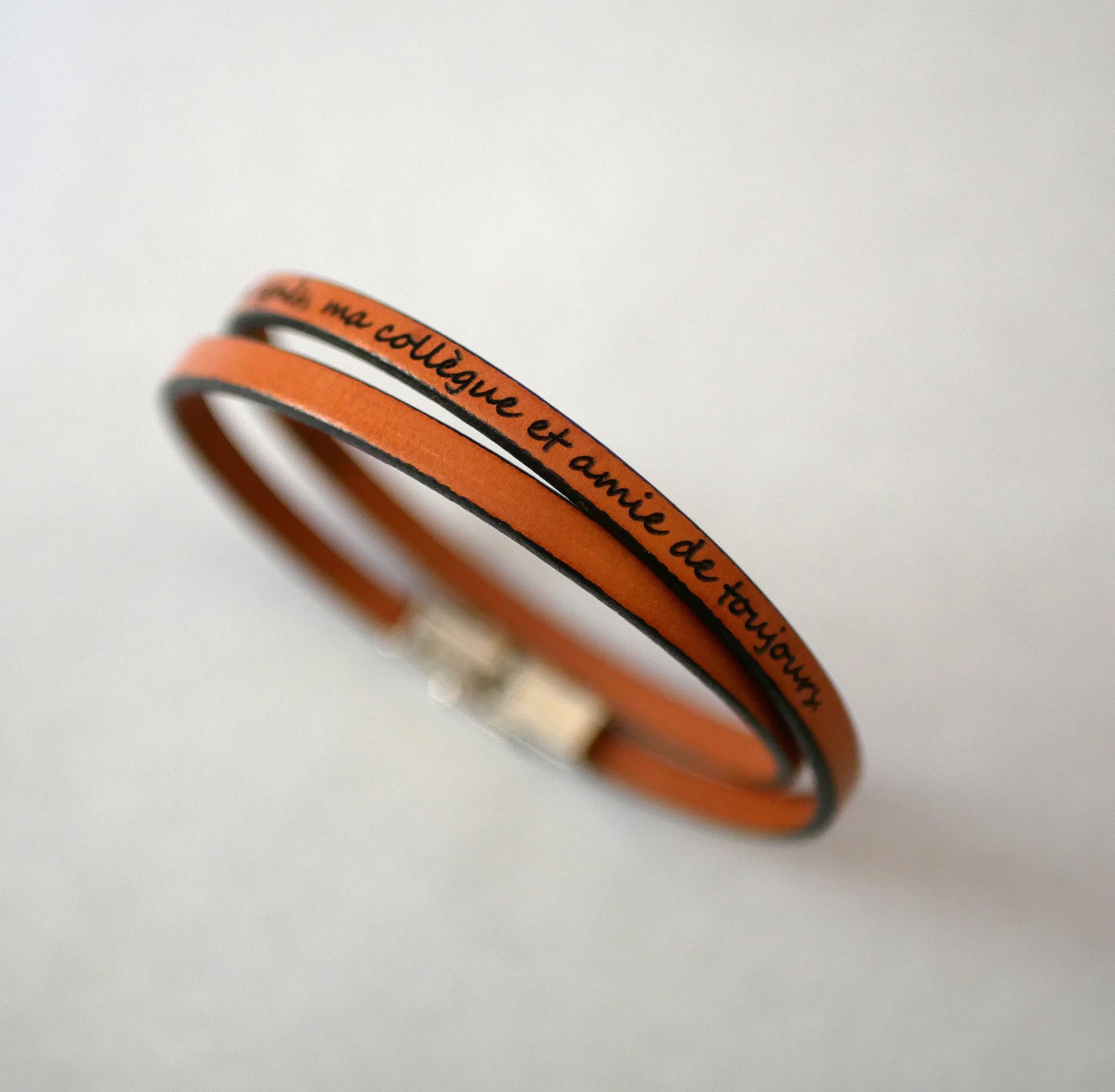 L&auml;derarmband med 2 v&auml;ndningar f&ouml;r m&auml;n eller kvinnor som du kan anpassa