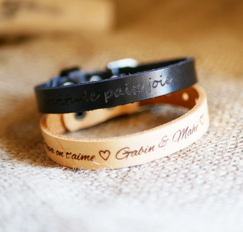 Graverat läderarmband med silverspänne som kan anpassas genom gravering