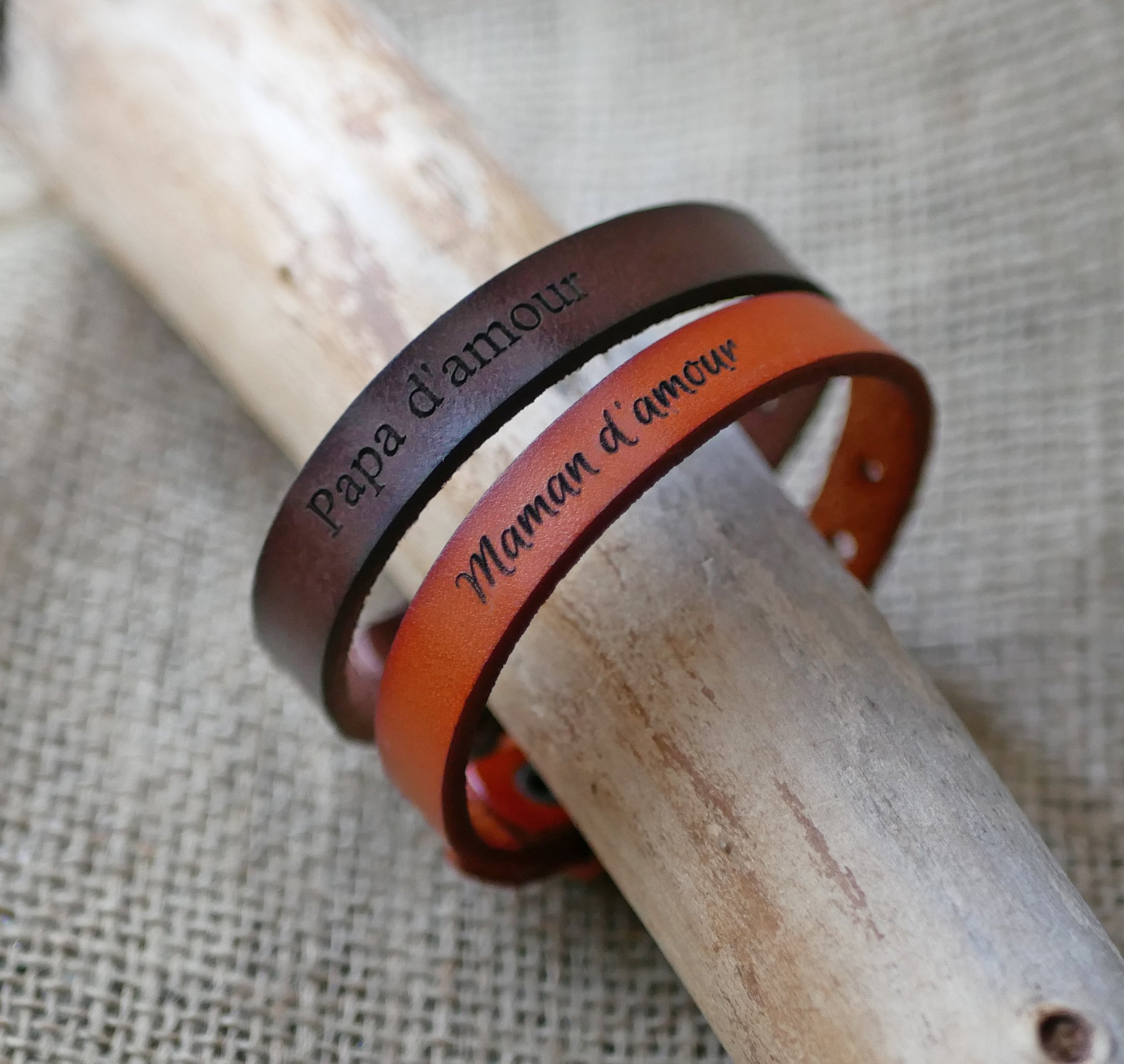 Graverat läderarmband med silverspänne som kan anpassas genom gravering
