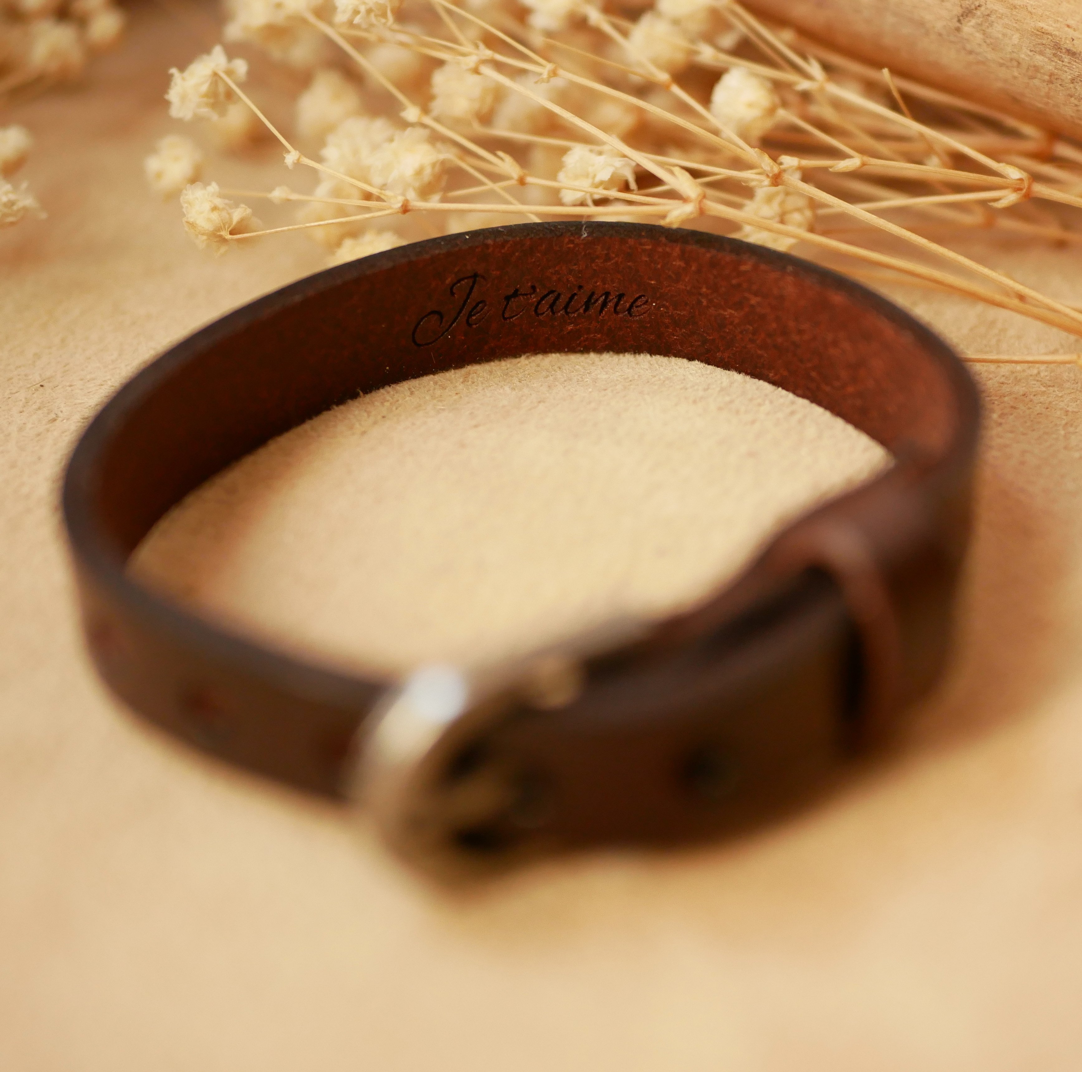 Graverat läderarmband med silverspänne som kan anpassas genom gravering