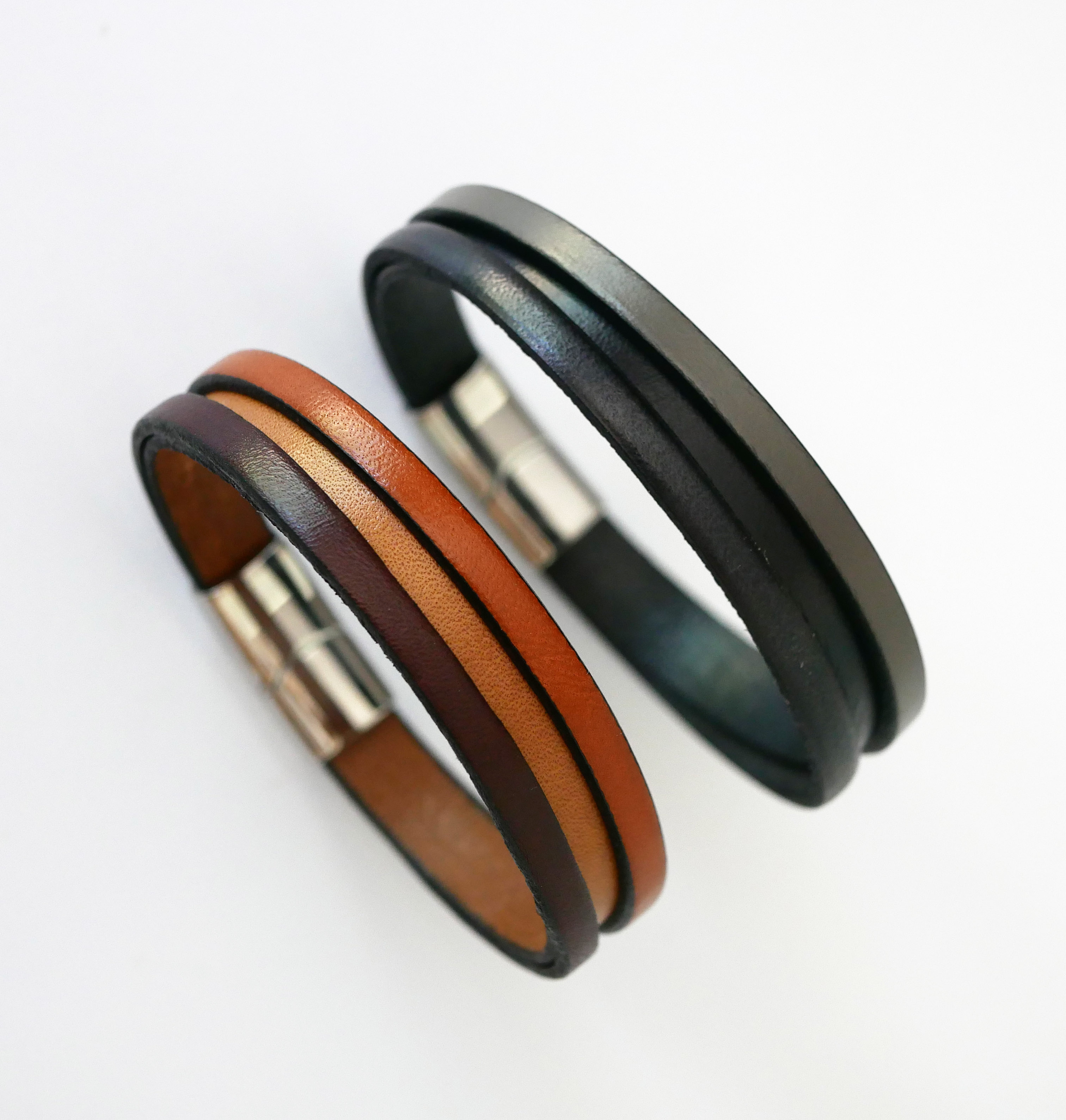Tvåfärgat läderarmband för män med dolt graverat meddelande