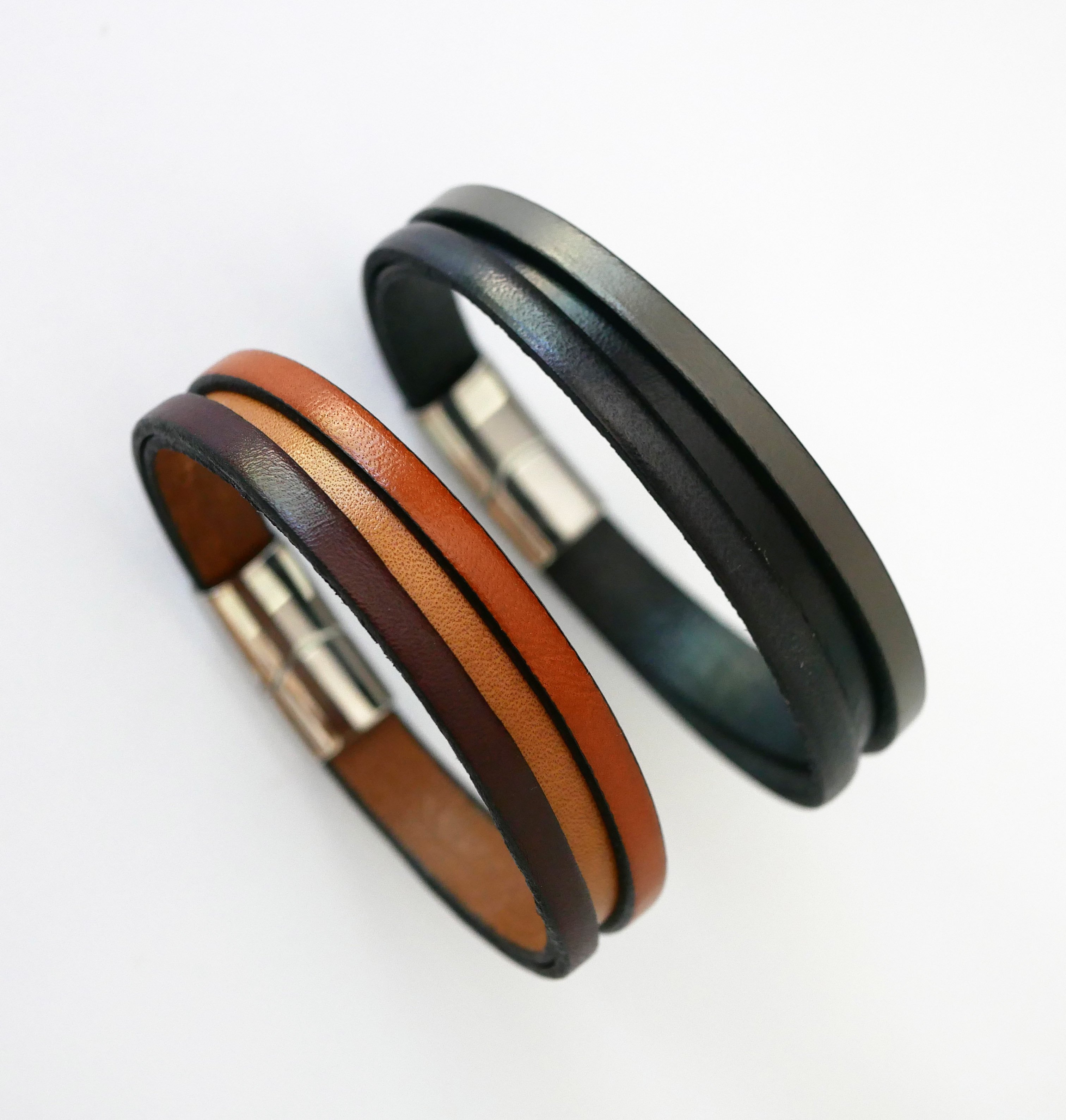 Tv&aring;f&auml;rgat l&auml;derarmband f&ouml;r m&auml;n med dolt graverat meddelande