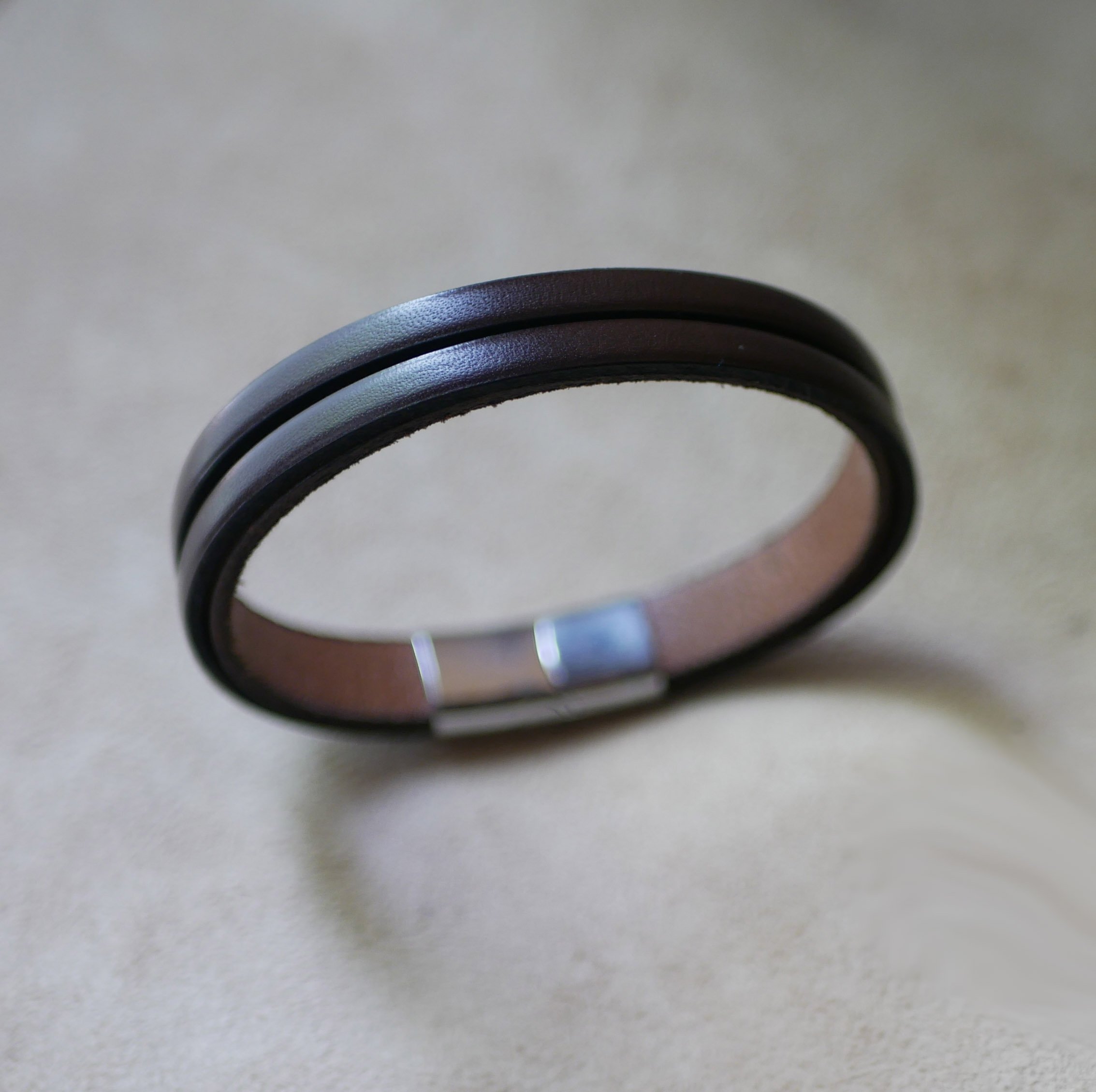 Tvåfärgat läderarmband för män med dolt graverat meddelande