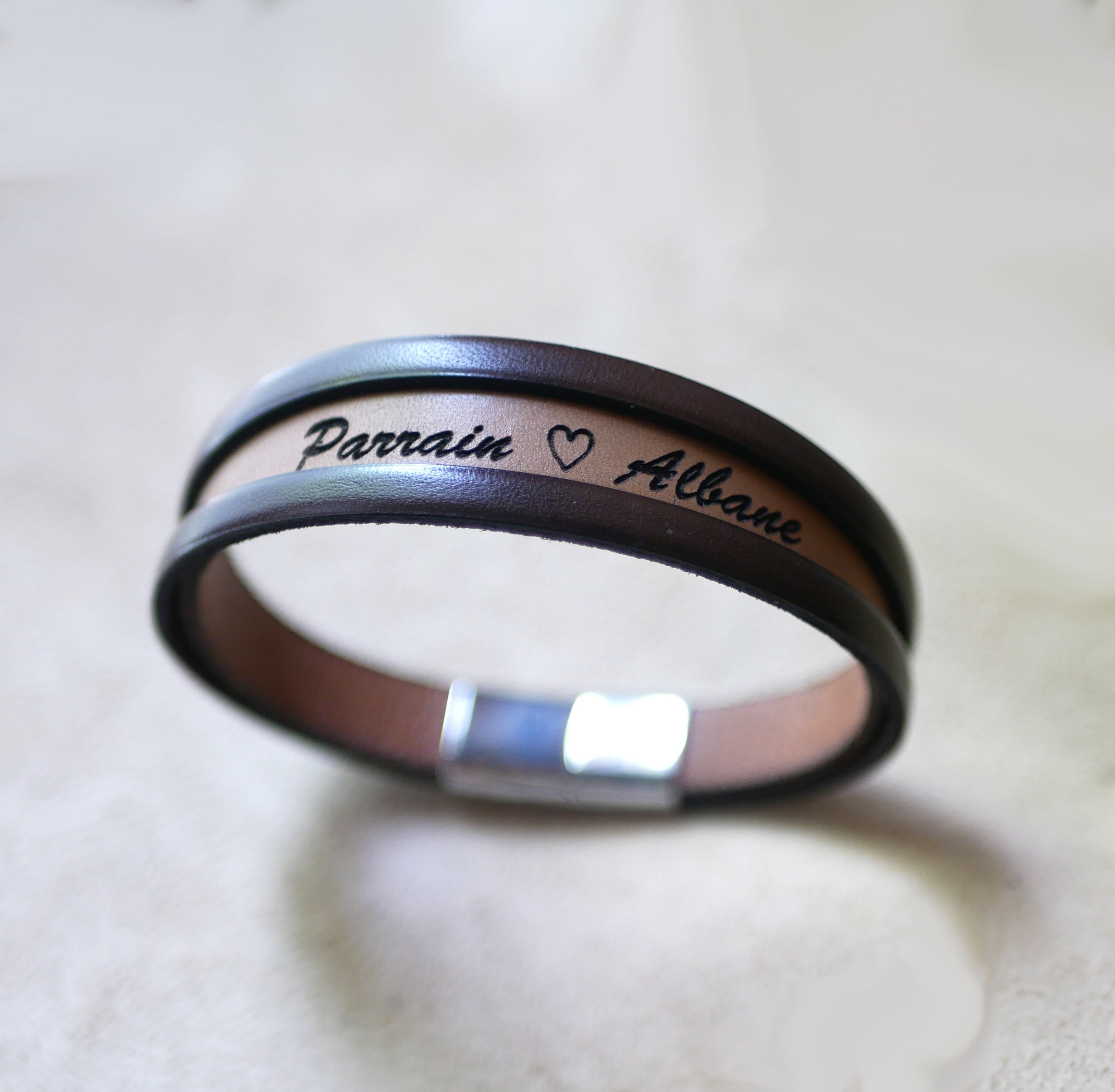 Tvåfärgat läderarmband för män med dolt graverat meddelande