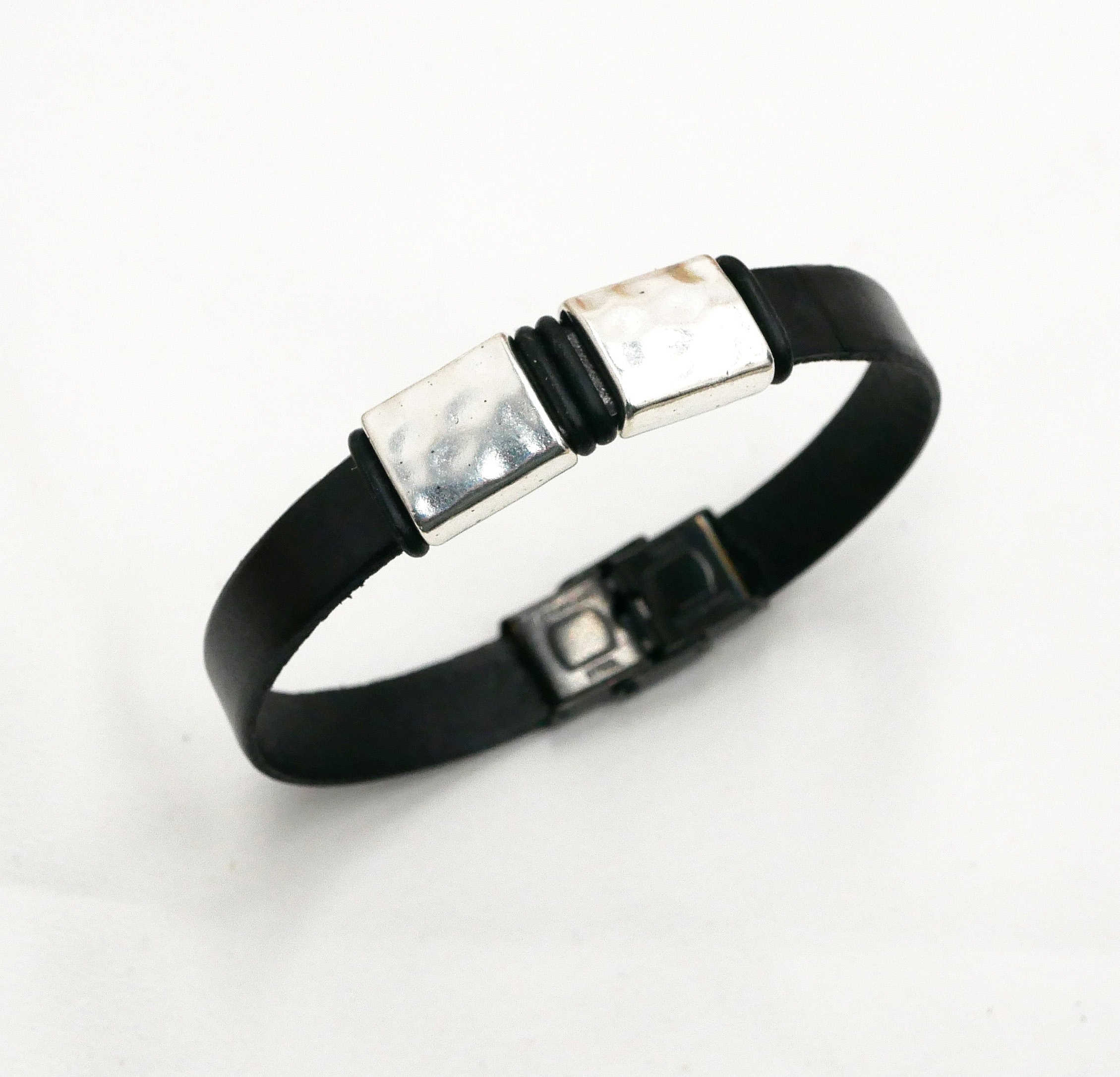 L&auml;derarmband f&ouml;r m&auml;n med hamrade metallrutor f&ouml;r personlig anpassning