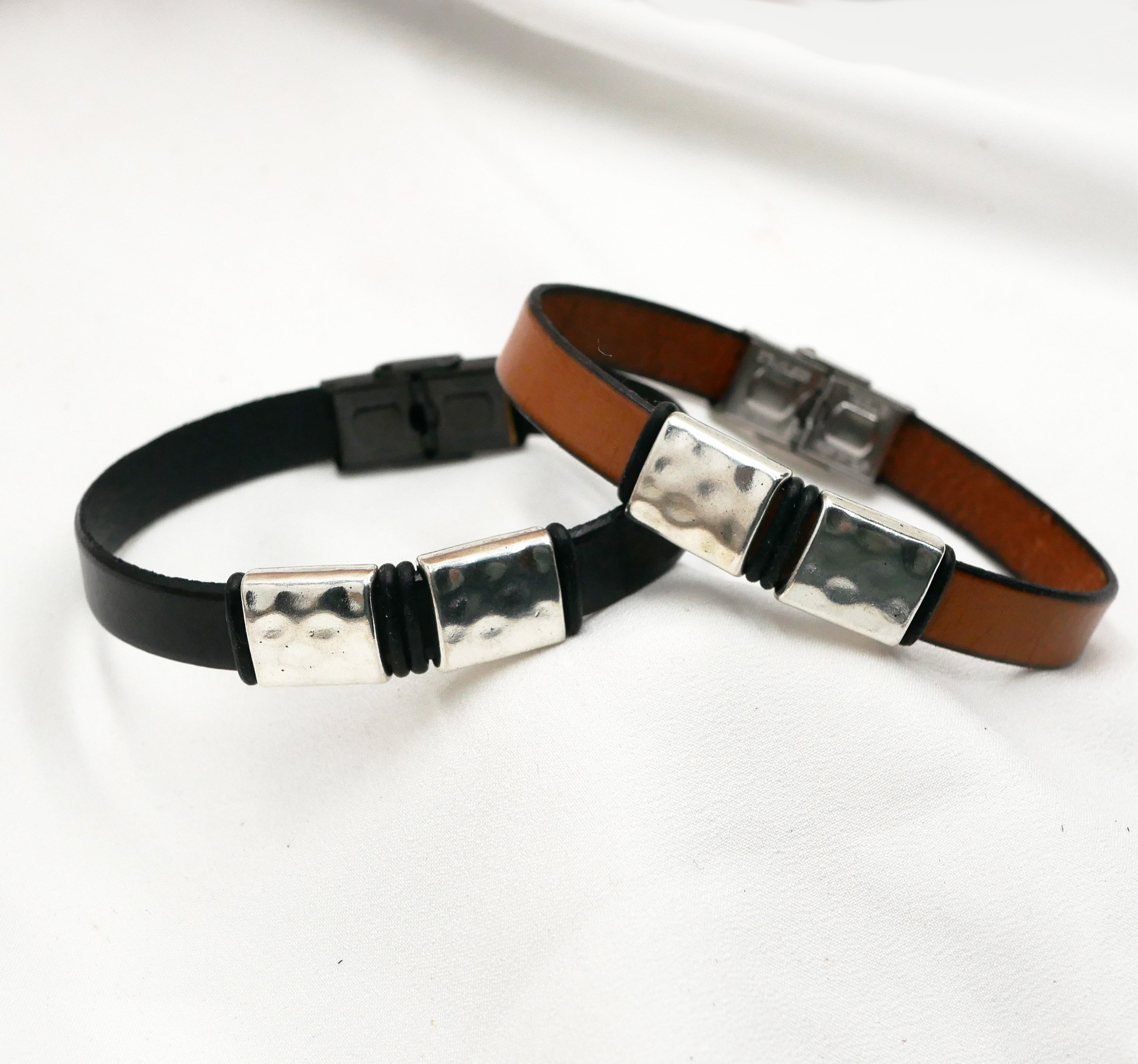 Läderarmband för män med hamrade metallrutor för personlig anpassning