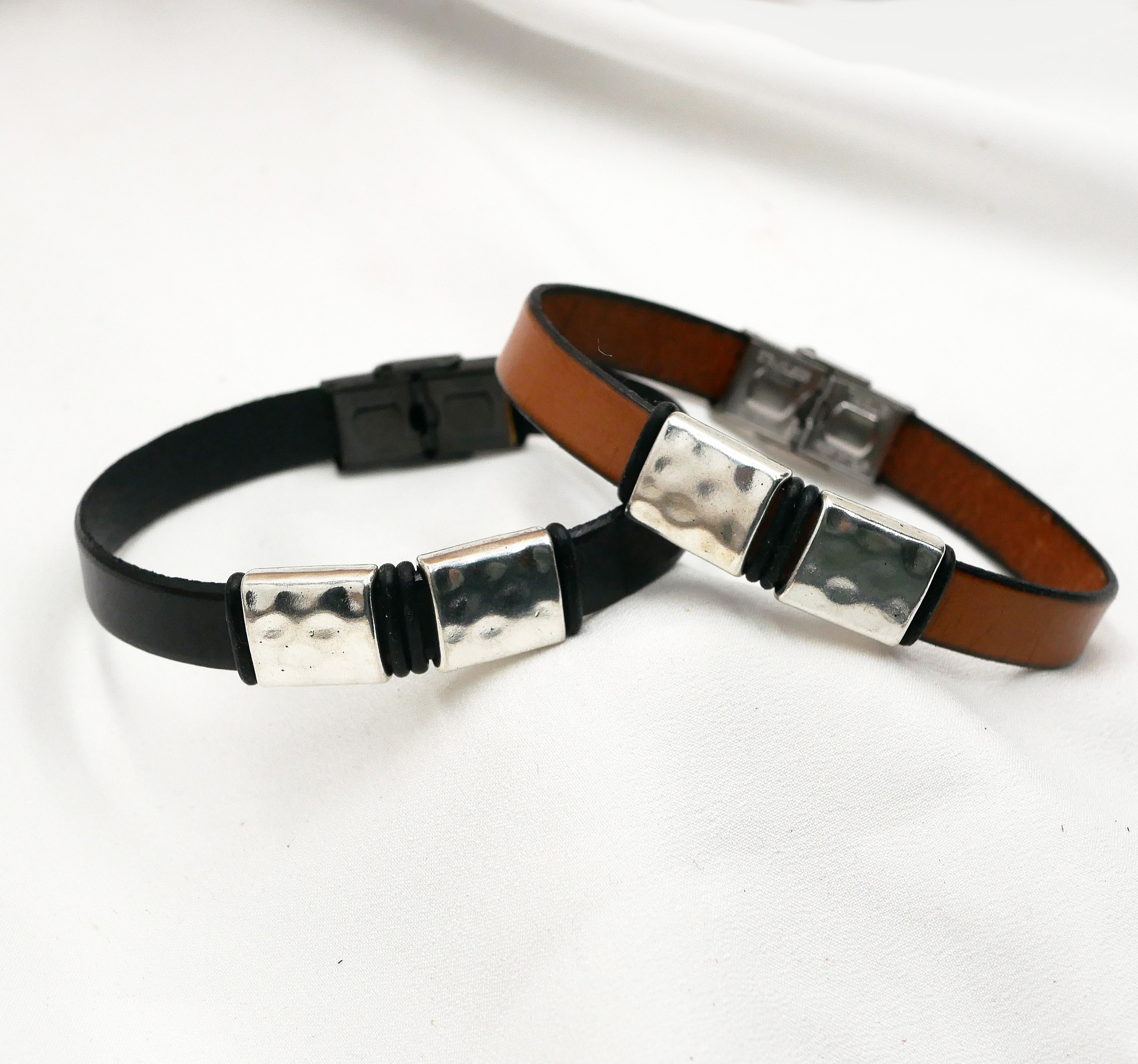 L&auml;derarmband f&ouml;r m&auml;n med hamrade metallrutor f&ouml;r personlig anpassning