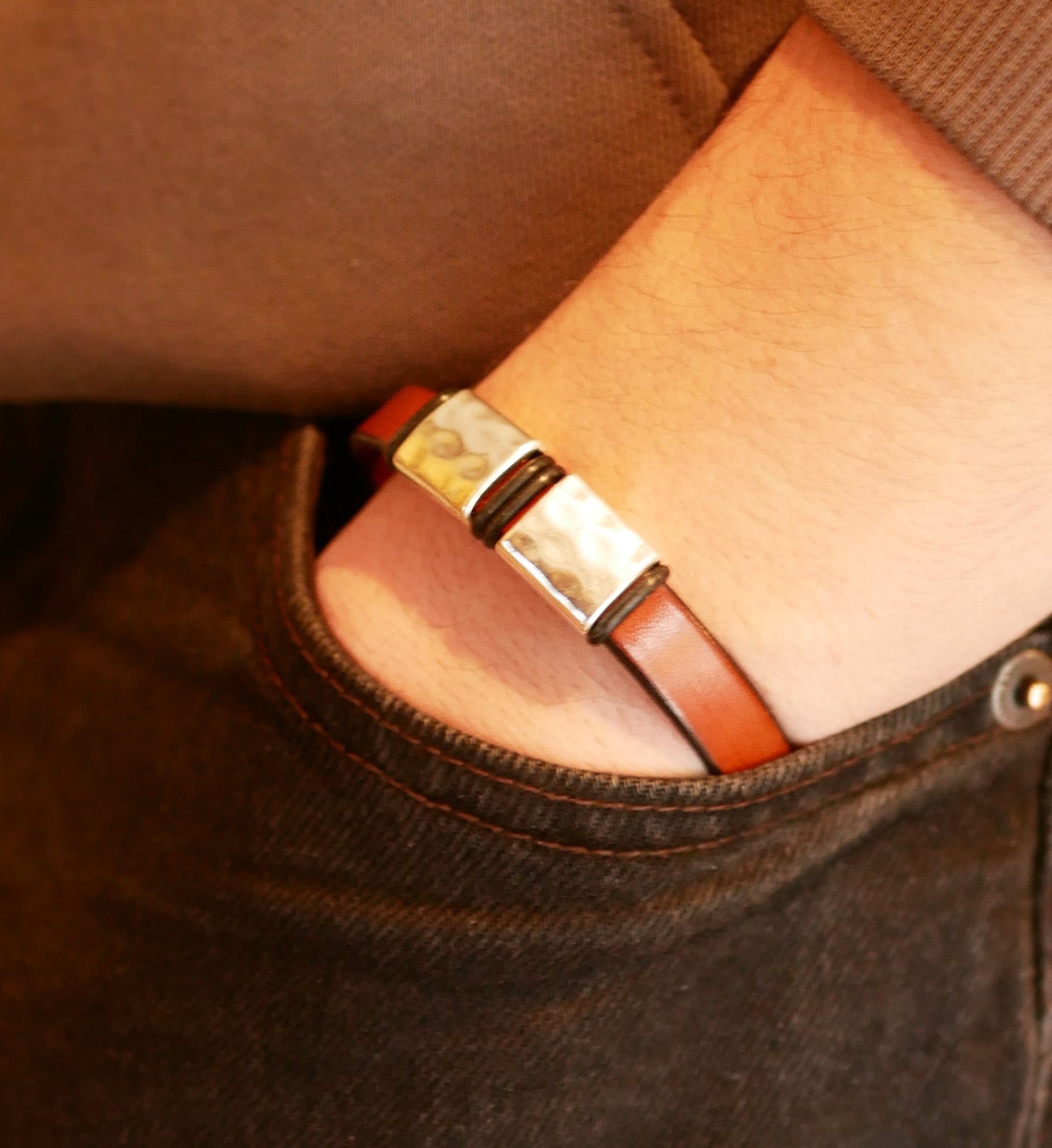 Läderarmband för män med hamrade metallrutor för personlig anpassning
