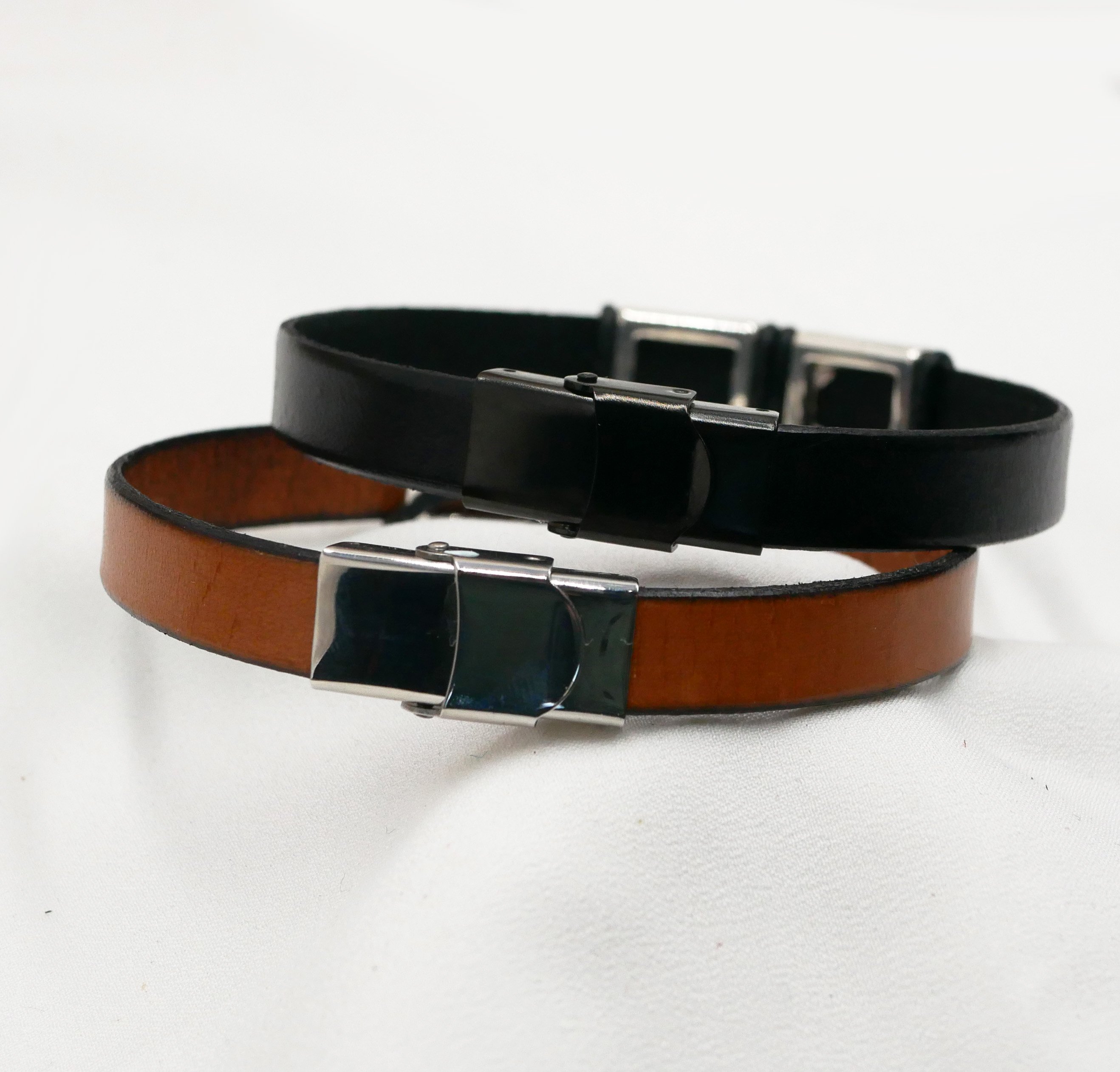 Läderarmband för män med hamrade metallrutor för personlig anpassning