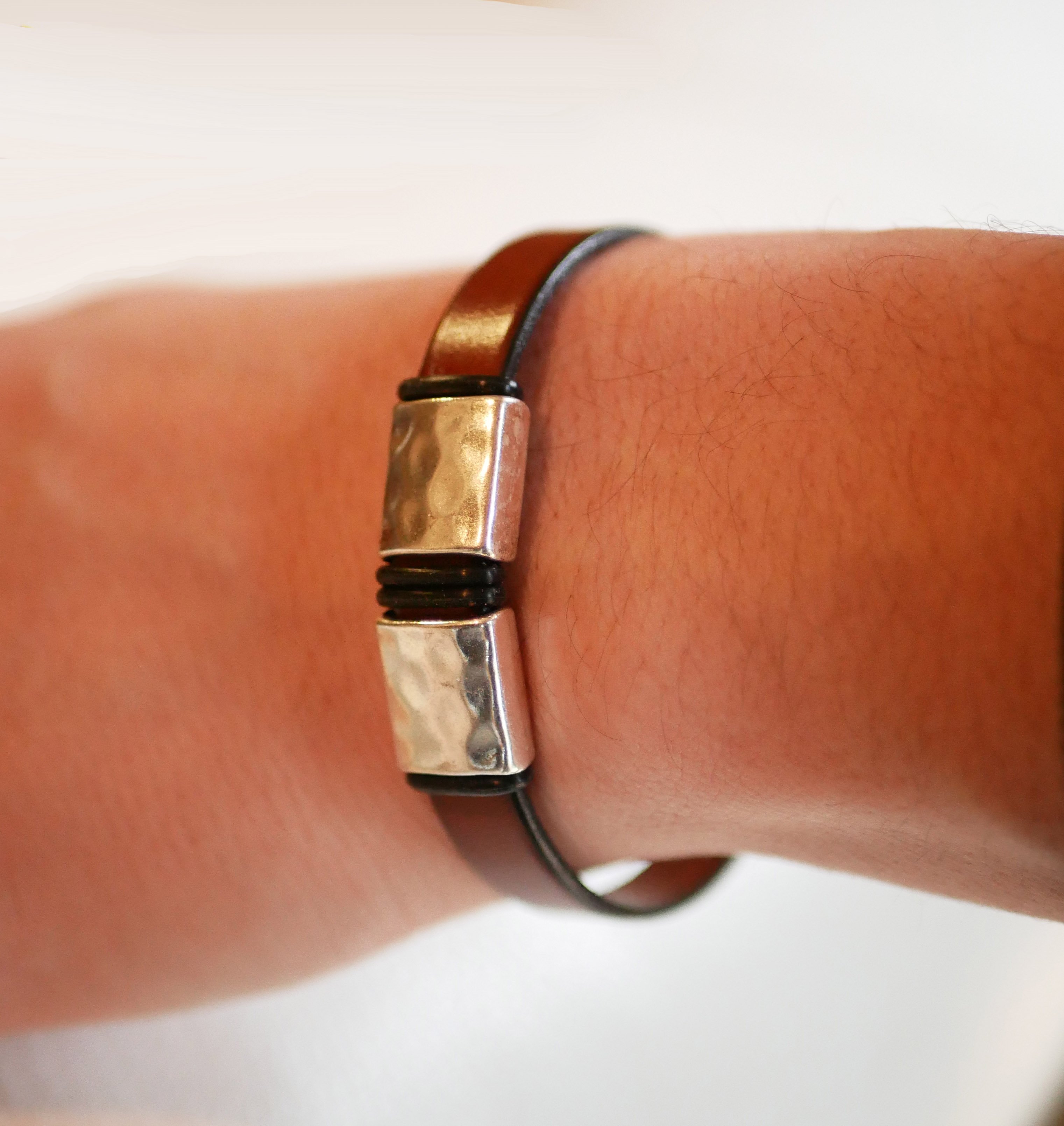 Läderarmband för män med hamrade metallrutor för personlig anpassning