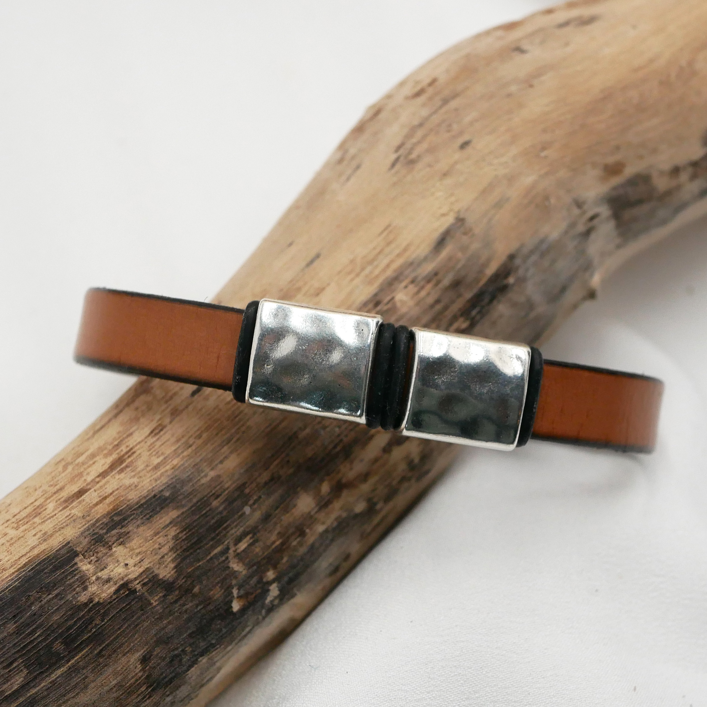 Läderarmband för män med hamrade metallrutor för personlig anpassning