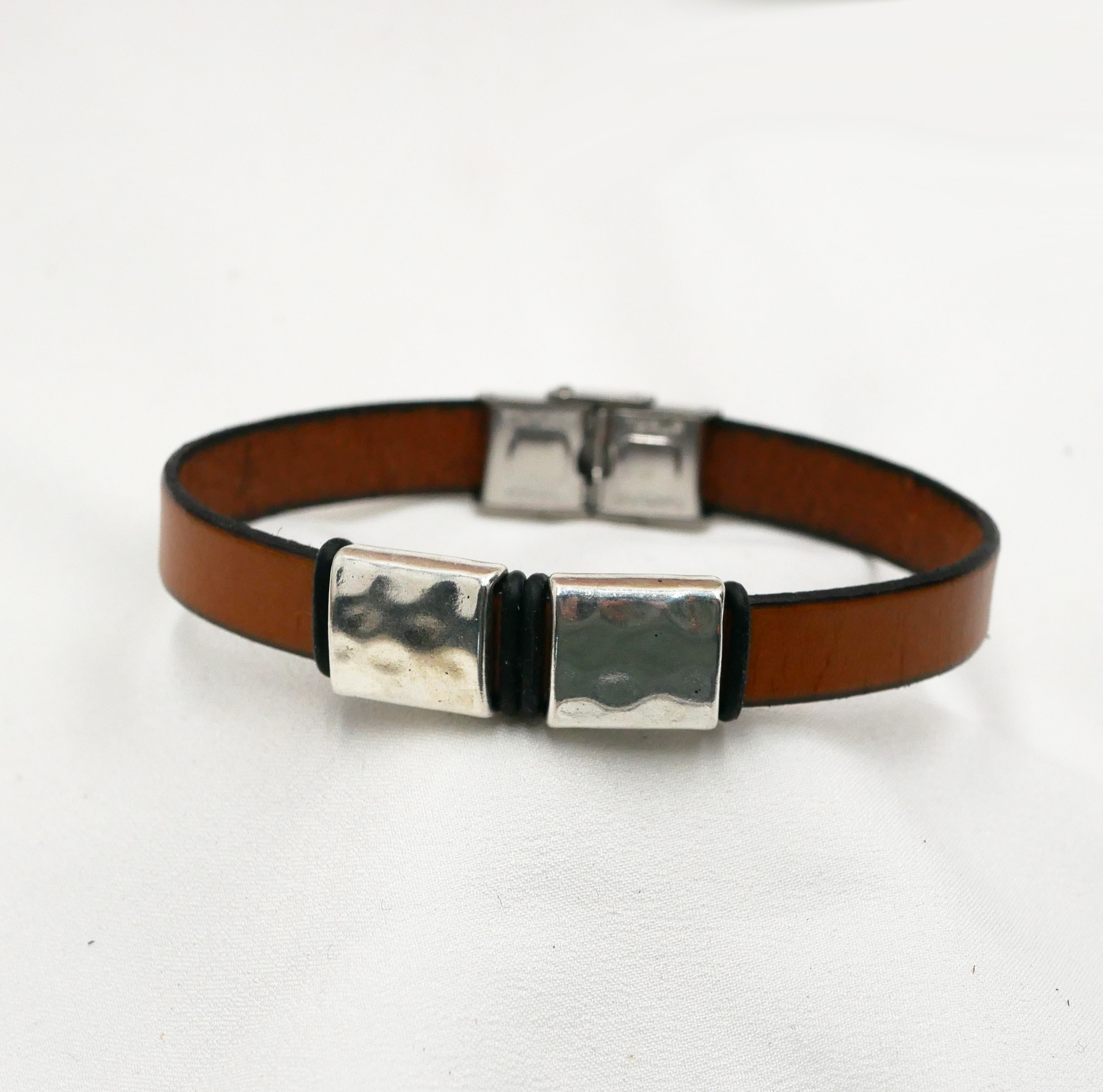 Läderarmband för män med hamrade metallrutor för personlig anpassning