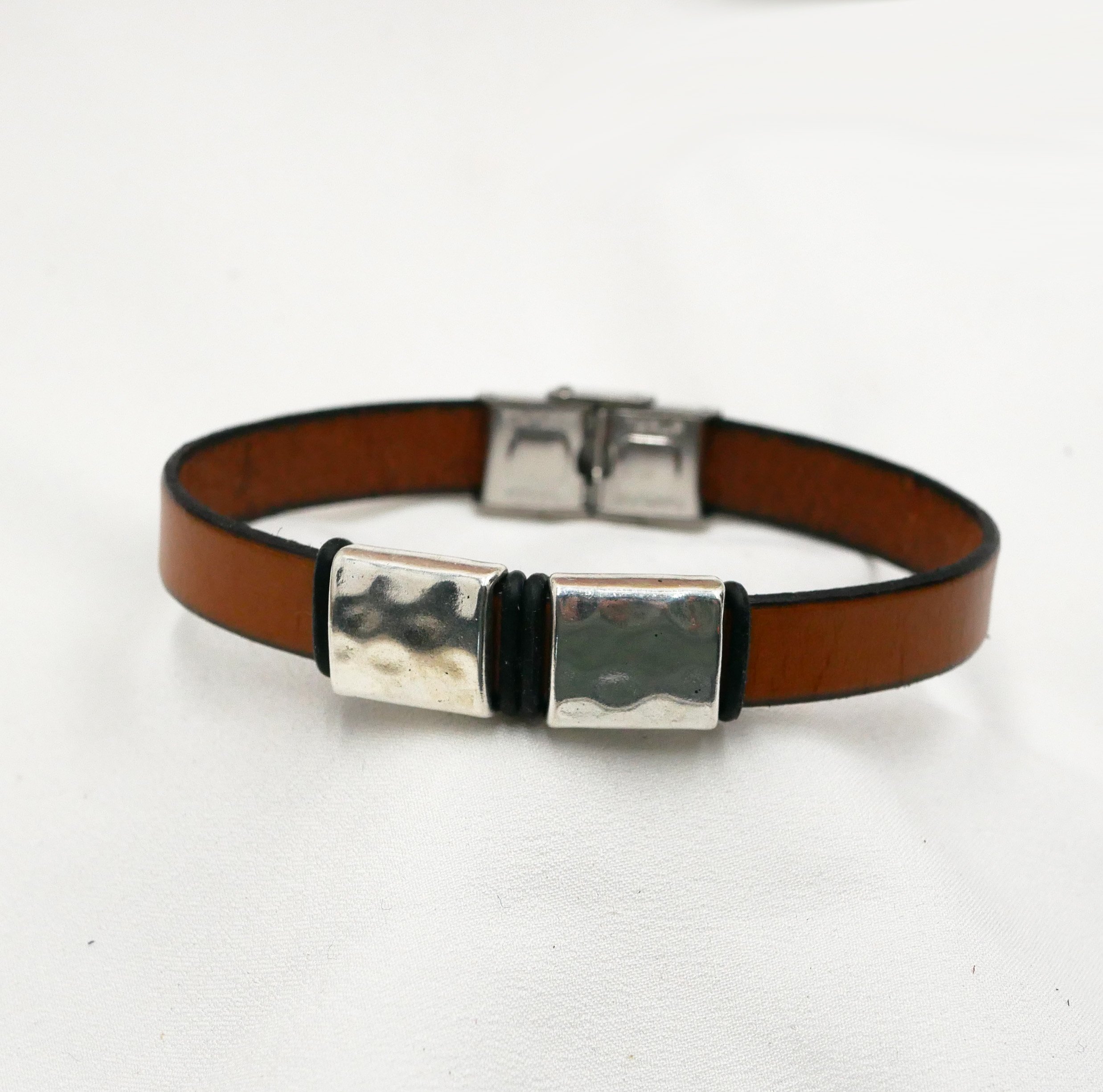Läderarmband för män med hamrade metallrutor för personlig anpassning
