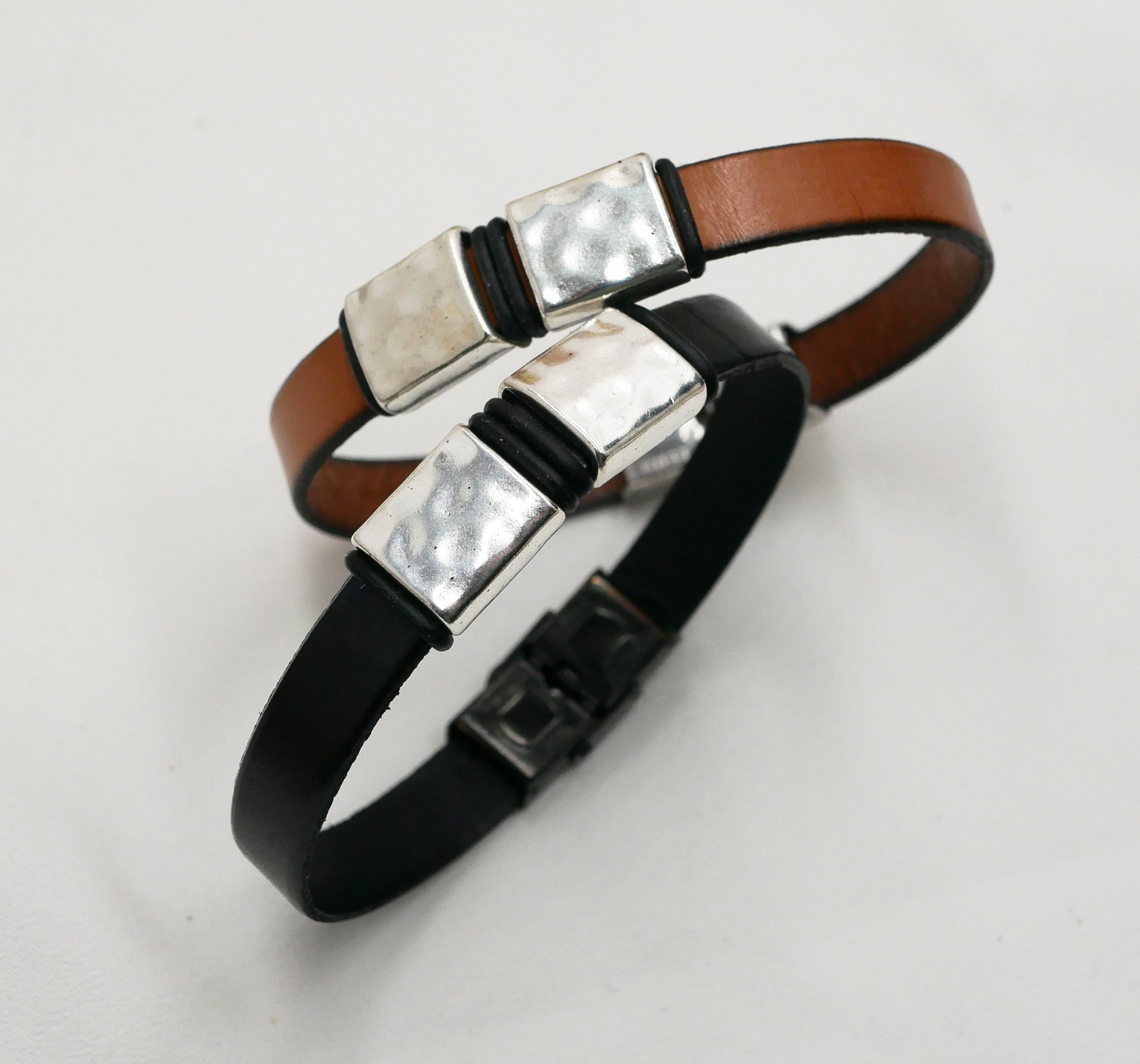 Läderarmband för män med hamrade metallrutor för personlig anpassning