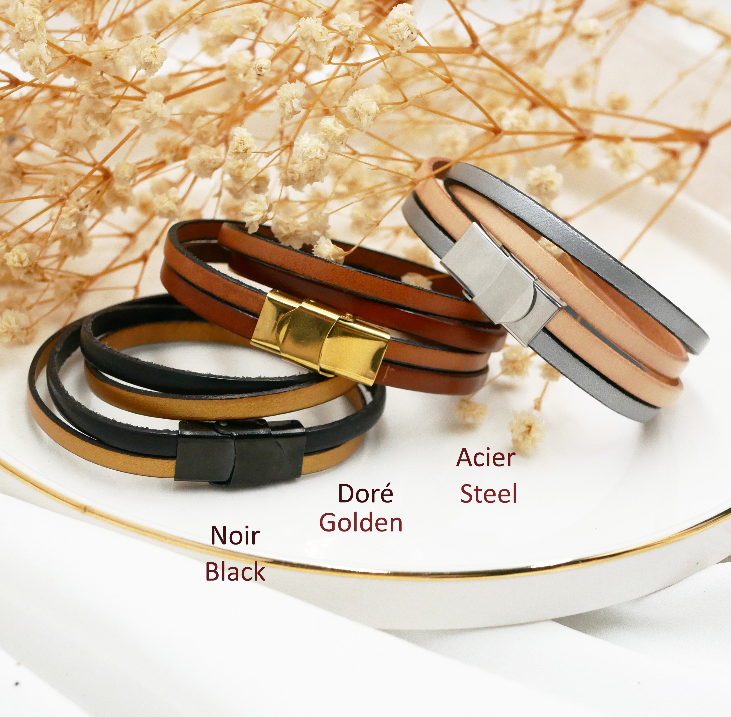 Blått läderarmband med ormmönster att personifiera