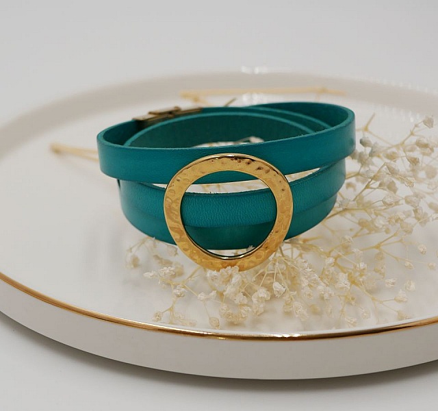 L&auml;derarmband med stor guldring, anpassningsbart f&ouml;r 3 handleder