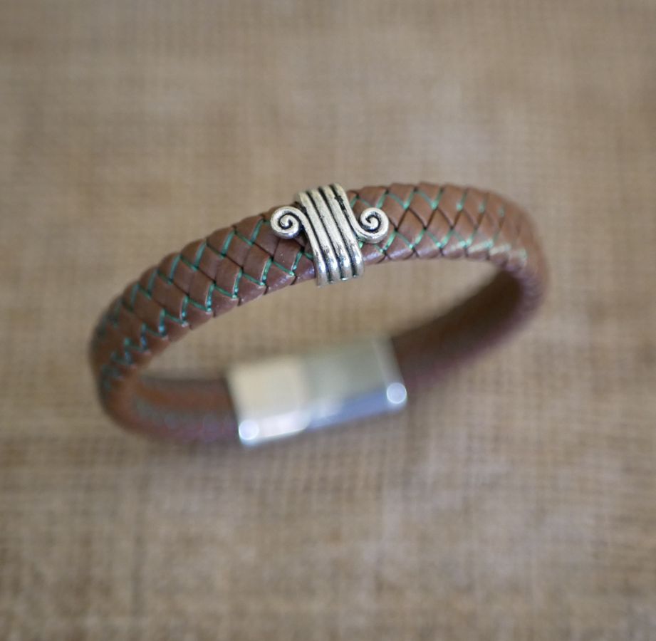 Armband brunt läder flätad man spänne borstat stål magnetiskt