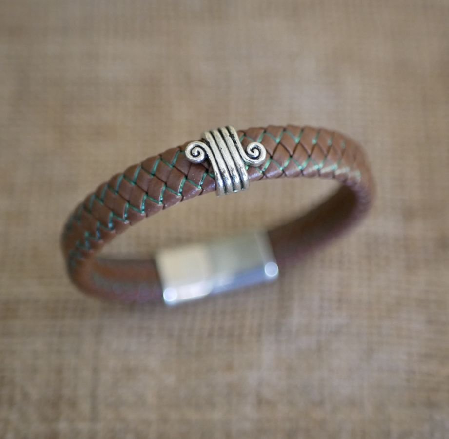 Armband brunt läder flätad man spänne borstat stål magnetiskt