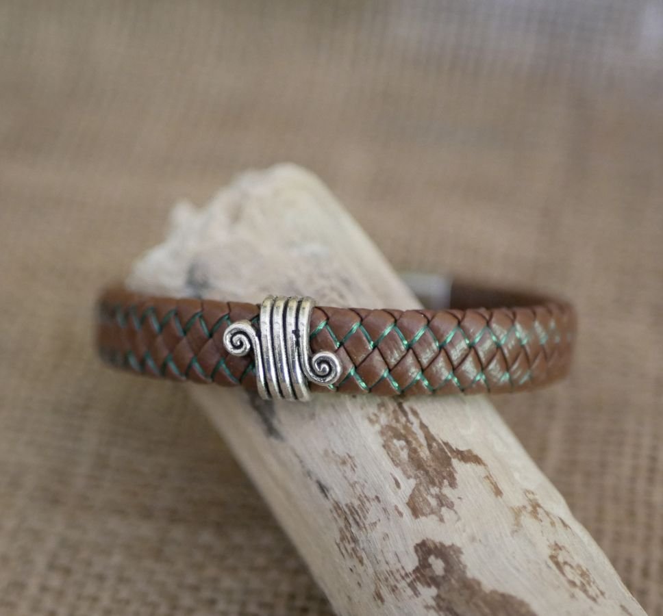 Armband brunt läder flätad man spänne borstat stål magnetiskt
