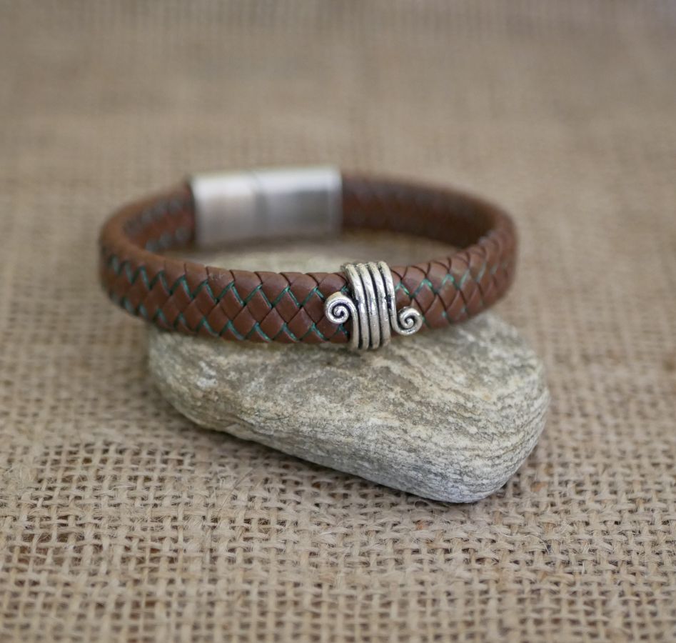 Armband brunt läder flätad man spänne borstat stål magnetiskt