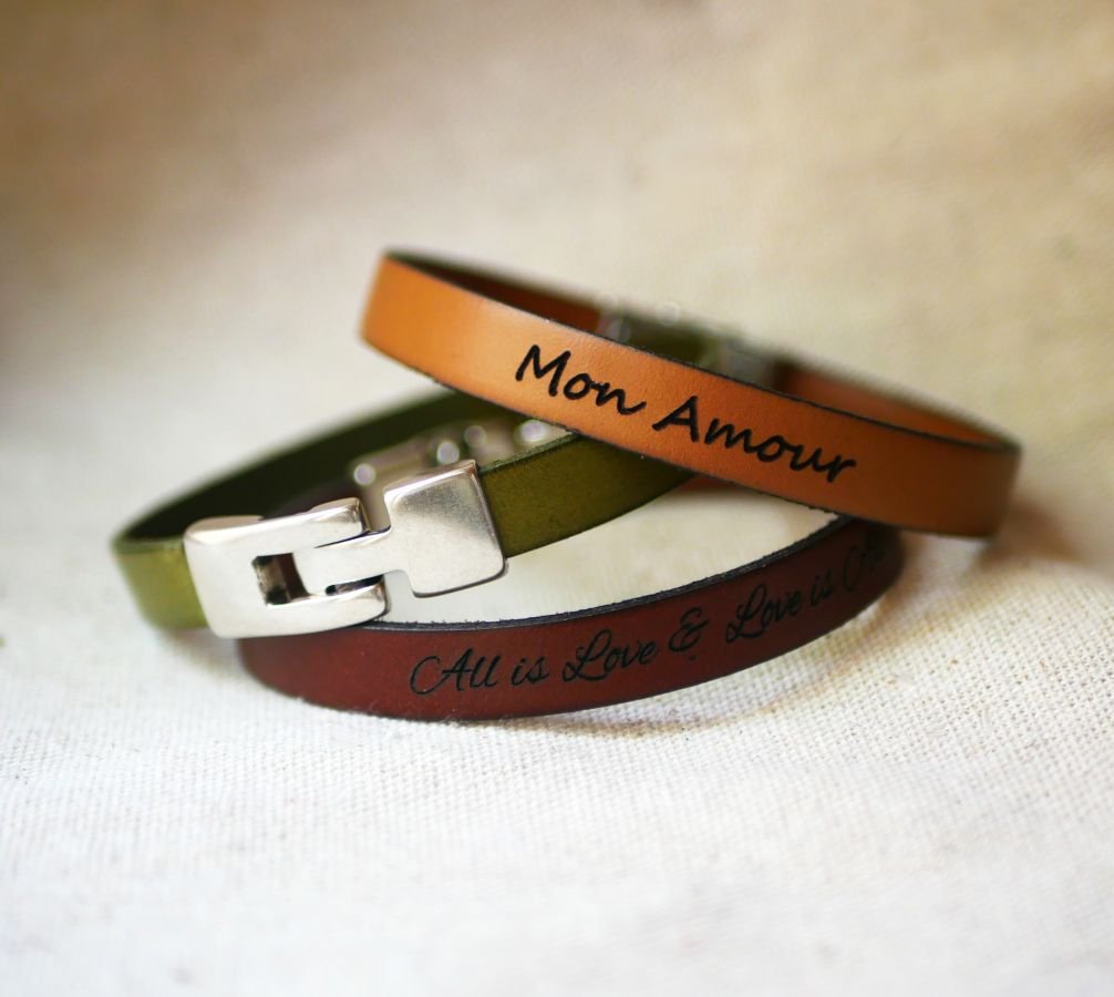 Blandat läderarmband med ingraverat T-lås i valfri färg.