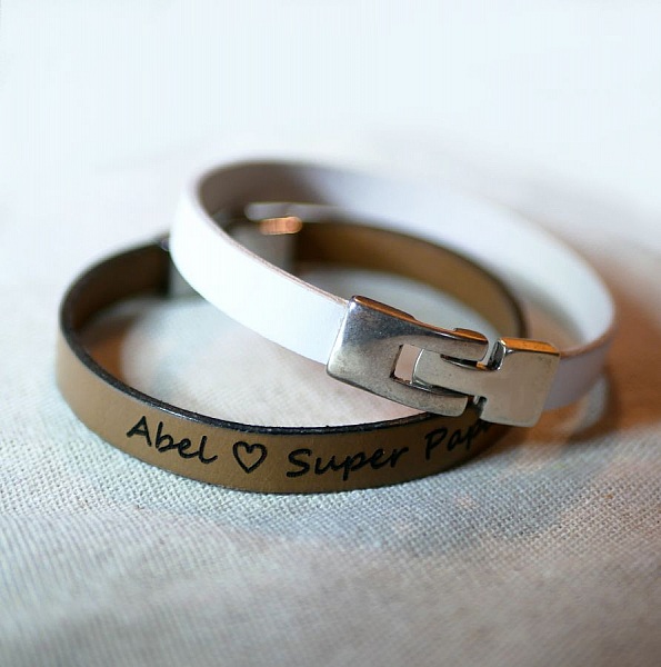 Blandat l&auml;derarmband med ingraverat T-l&aring;s i valfri f&auml;rg.