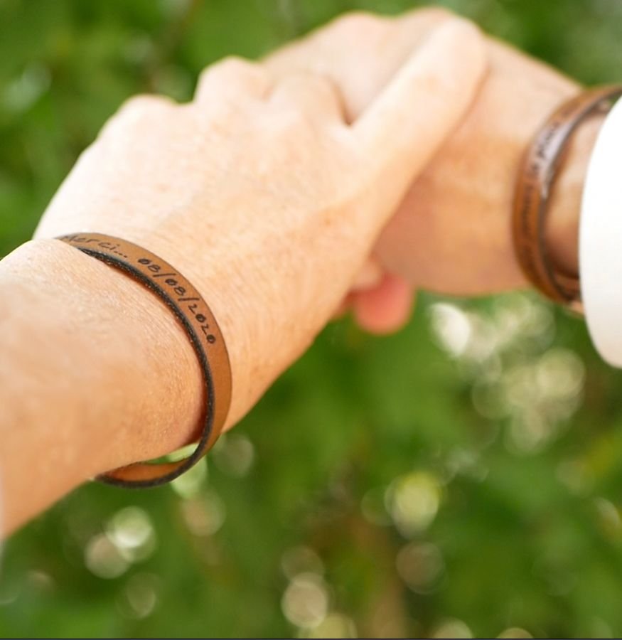 Graverad present till ett par: 2 läderarmband med samma gravyr 