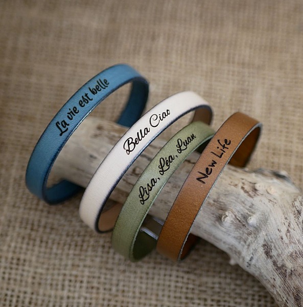 Blandat l&auml;derarmband med ingraverat T-l&aring;s i valfri f&auml;rg.