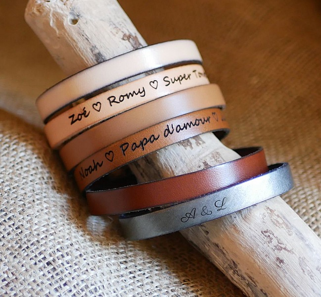 Blandat l&auml;derarmband med ingraverat T-l&aring;s i valfri f&auml;rg.