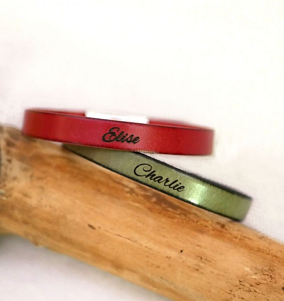 Blandat l&auml;derarmband med ingraverat T-l&aring;s i valfri f&auml;rg.