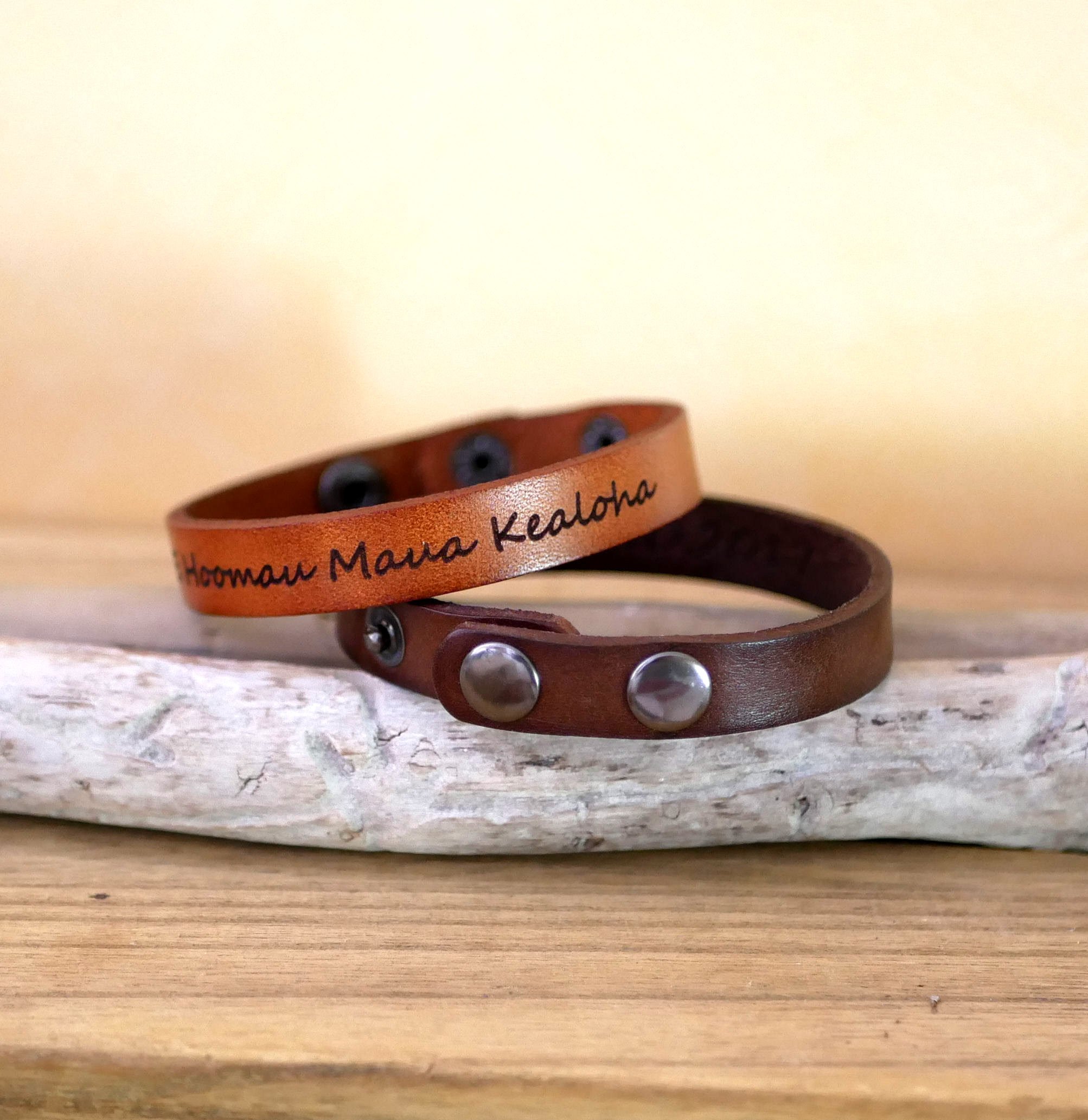 Armband i graverat kamelfärgat läder med tryckknappar