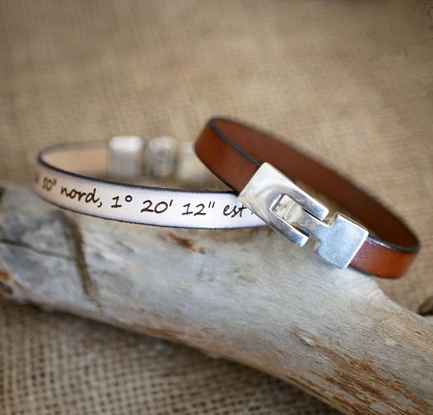 Blandat l&auml;derarmband med ingraverat T-l&aring;s i valfri f&auml;rg.