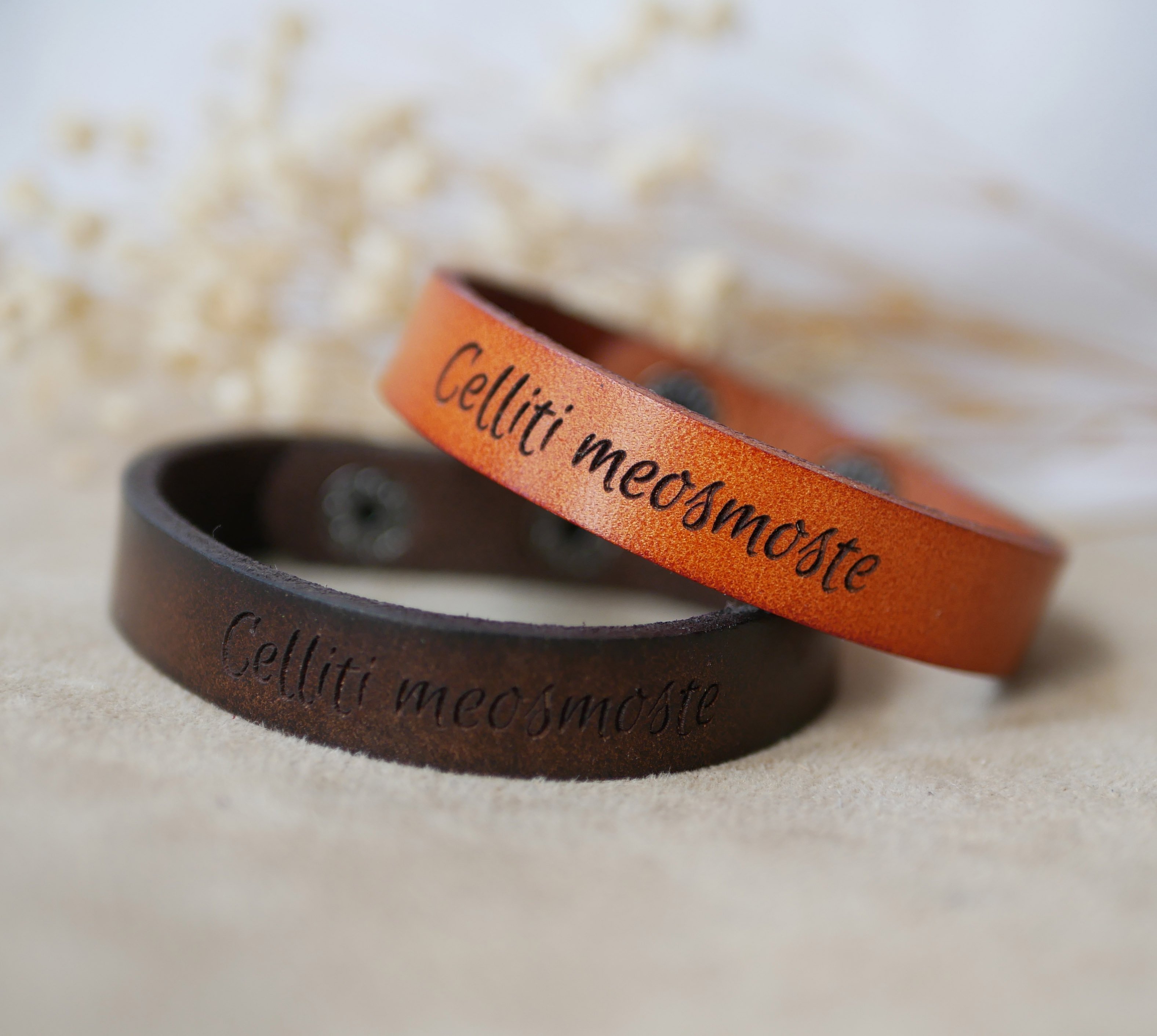 Armband i graverat kamelfärgat läder med tryckknappar