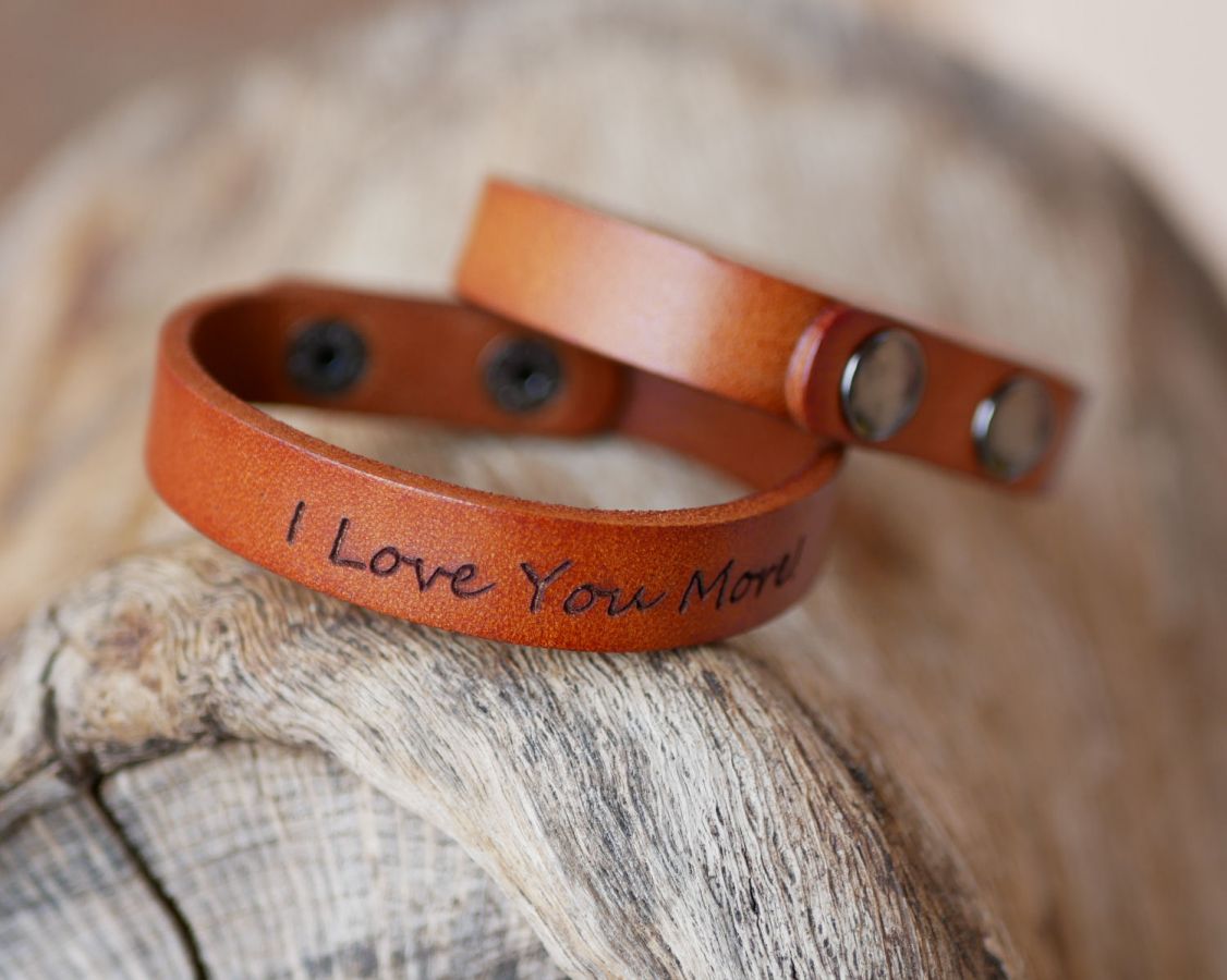 Armband i graverat kamelfärgat läder med tryckknappar