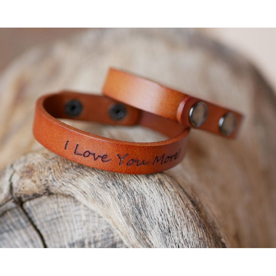 Armband i graverat kamelfärgat läder med tryckknappar