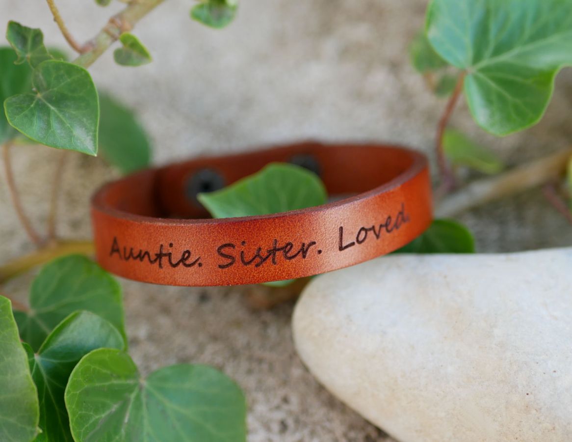 Armband i graverat kamelfärgat läder med tryckknappar